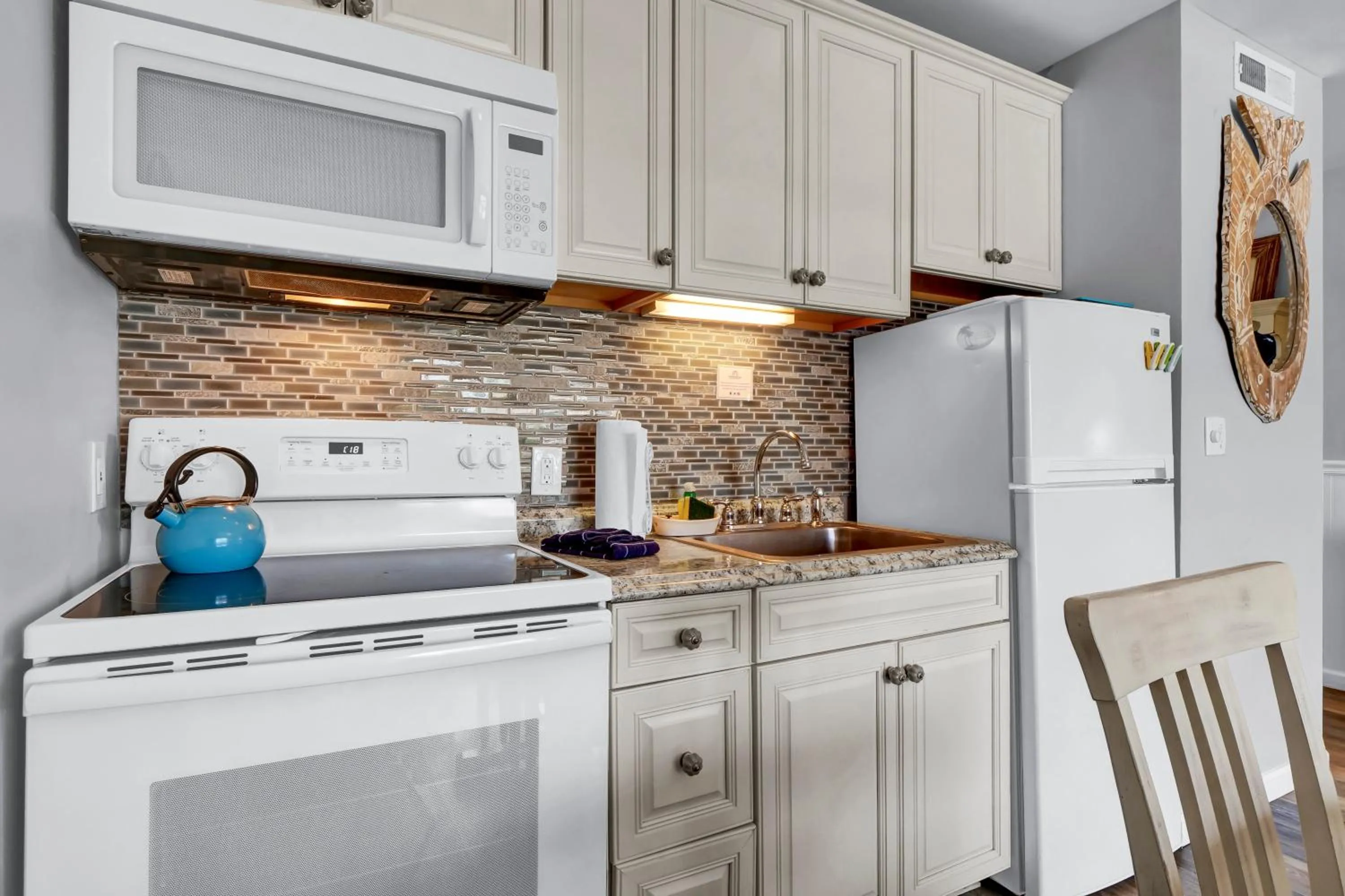 Kitchen or kitchenette in Sandpeddler Inn and Suites