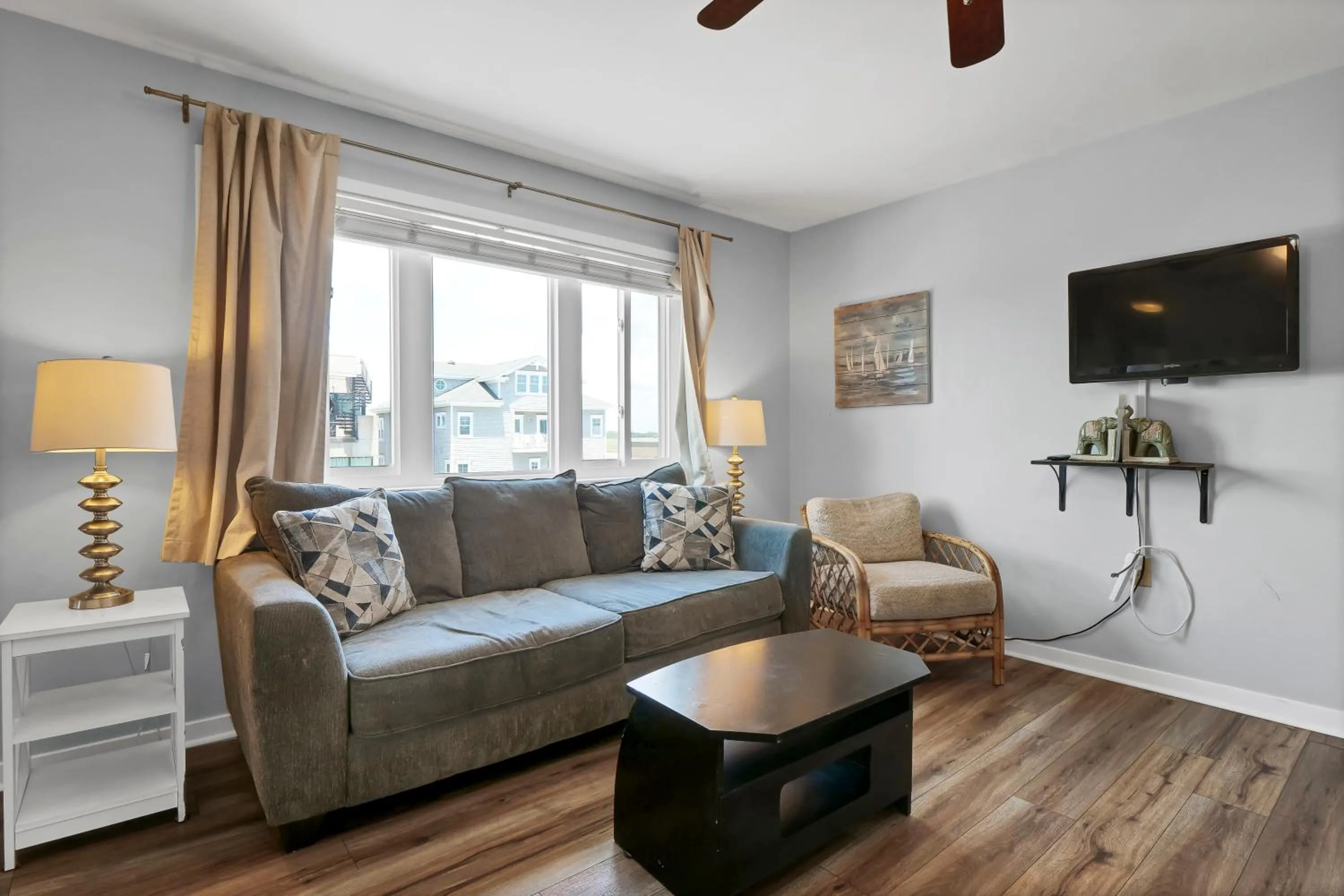 TV and multimedia in Sandpeddler Inn and Suites