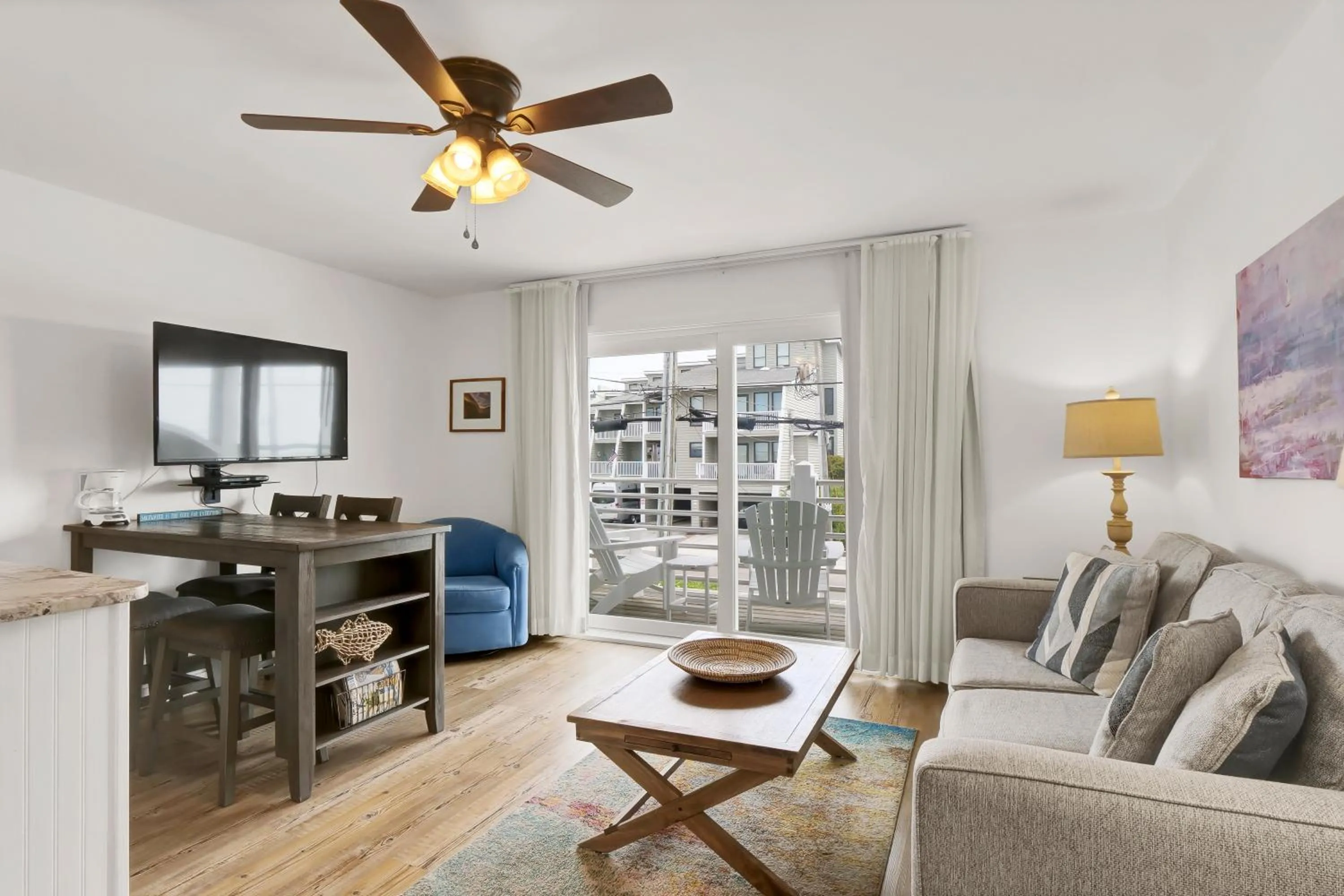 TV and multimedia in Sandpeddler Inn and Suites