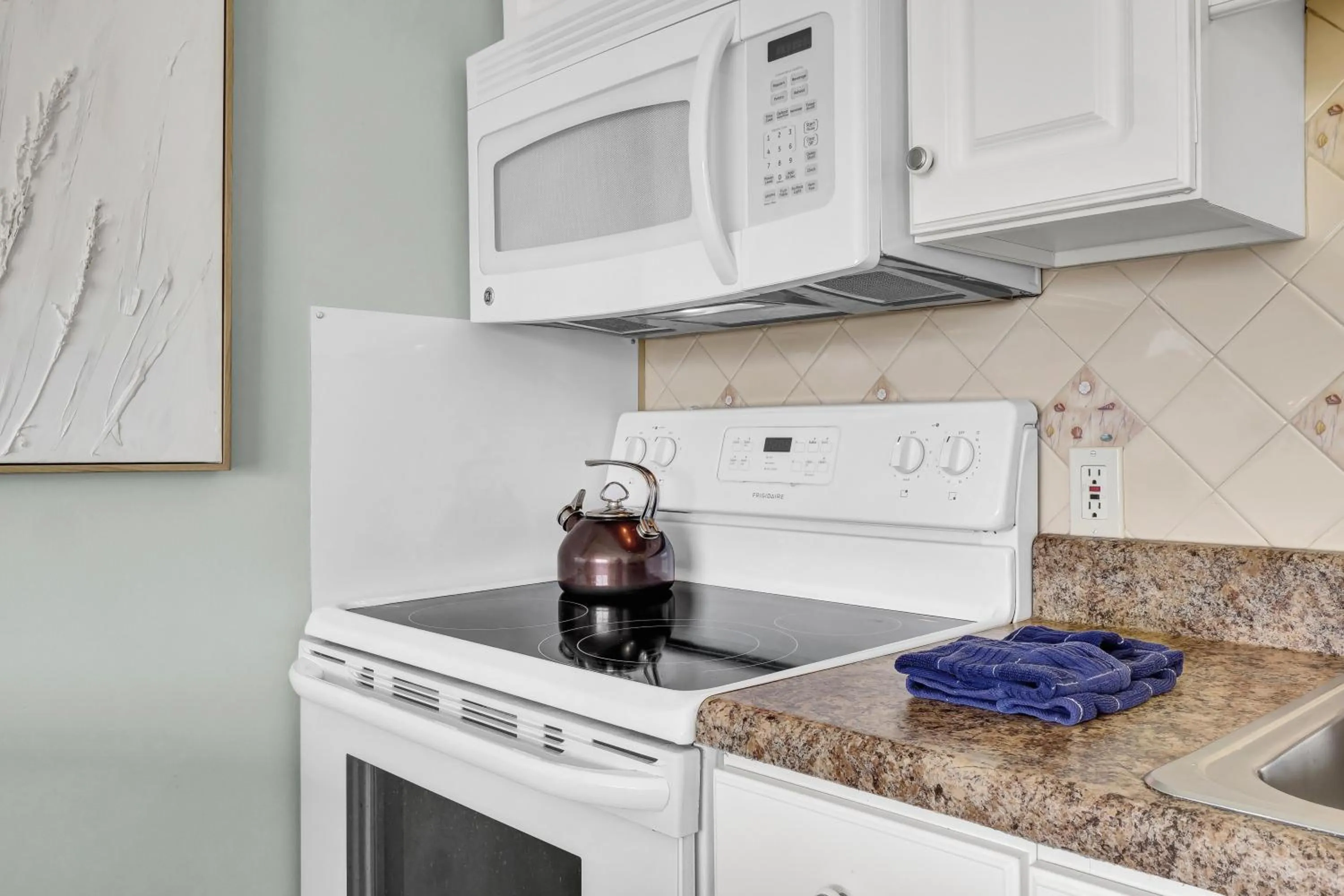 Kitchen or kitchenette in Sandpeddler Inn and Suites