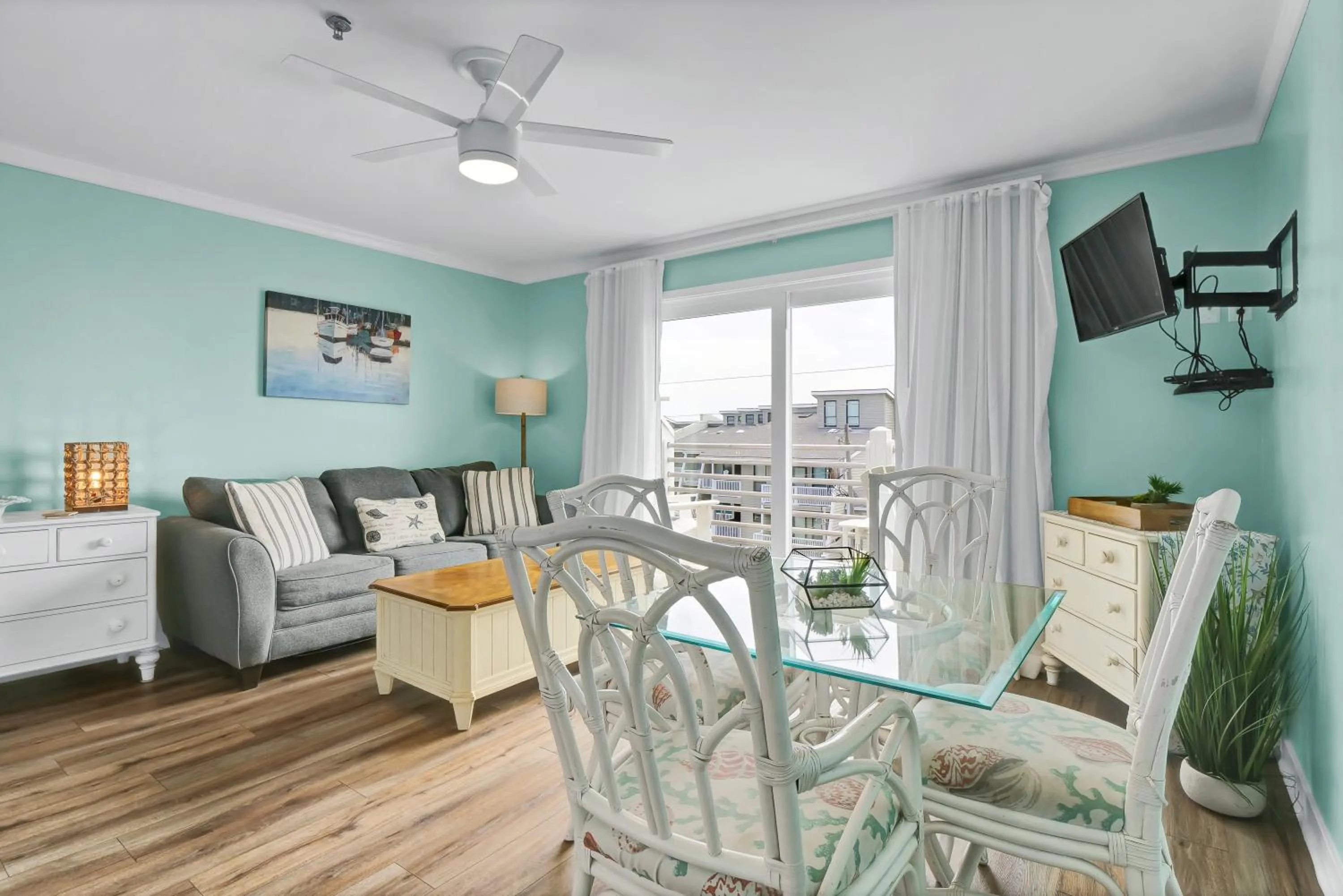 TV and multimedia in Sandpeddler Inn and Suites