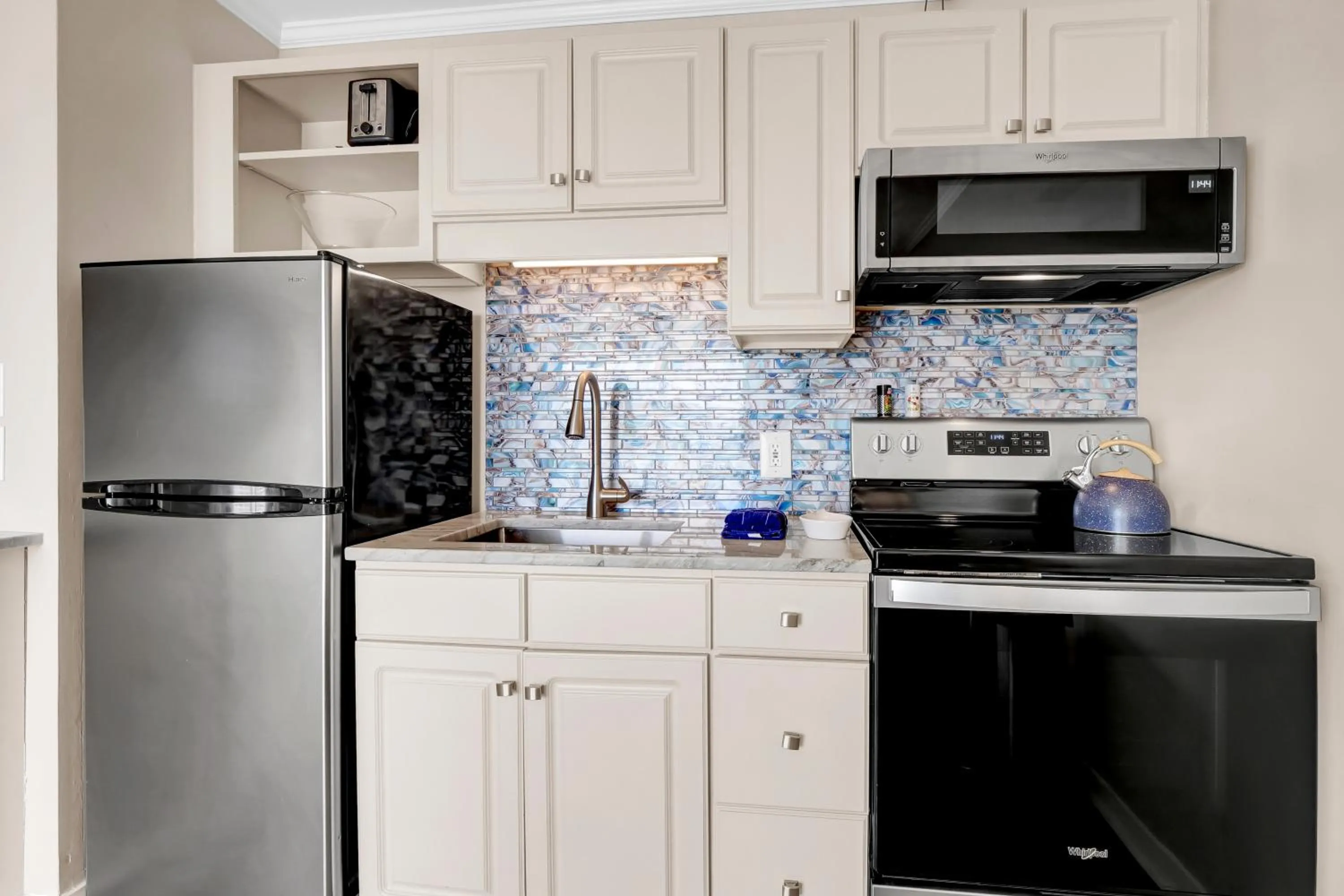 Kitchen or kitchenette in Sandpeddler Inn and Suites