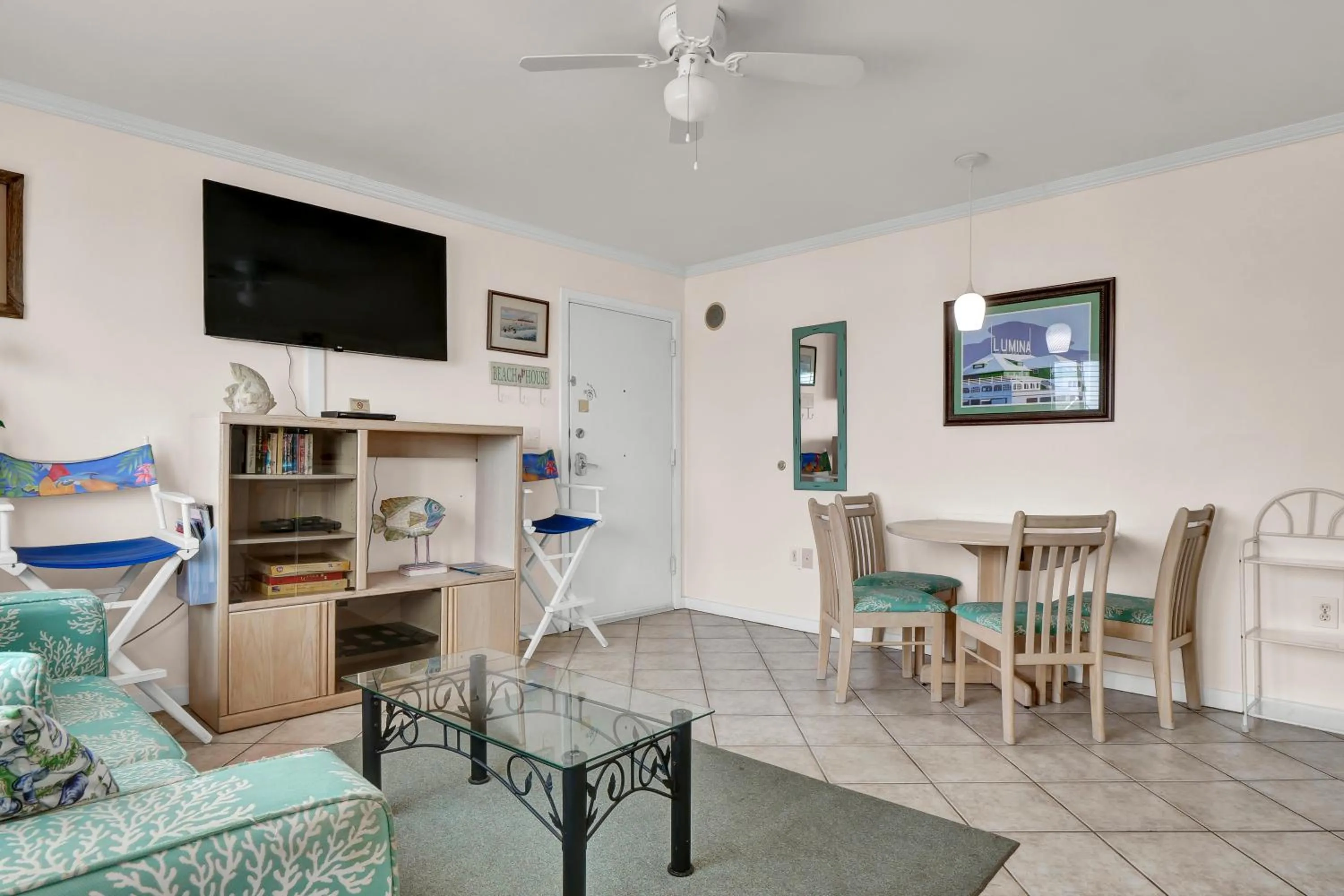 TV and multimedia in Sandpeddler Inn and Suites