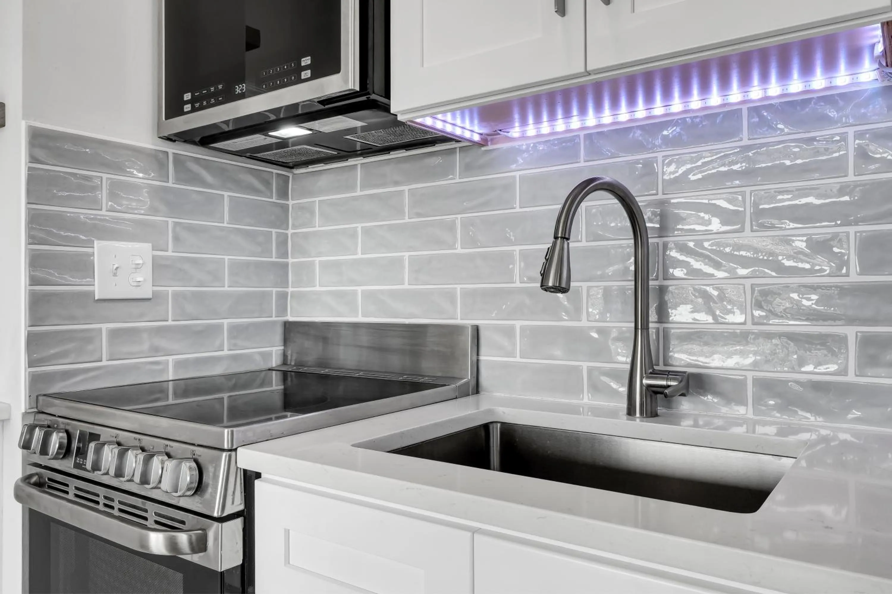 Kitchen or kitchenette in Sandpeddler Inn and Suites