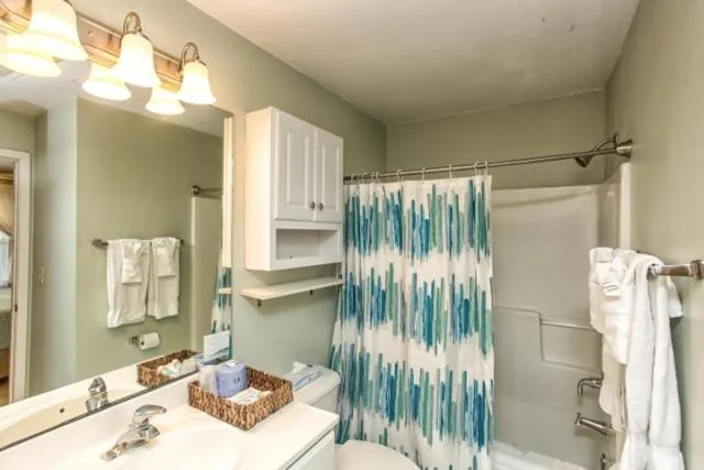 Shower in Sandpeddler Inn and Suites