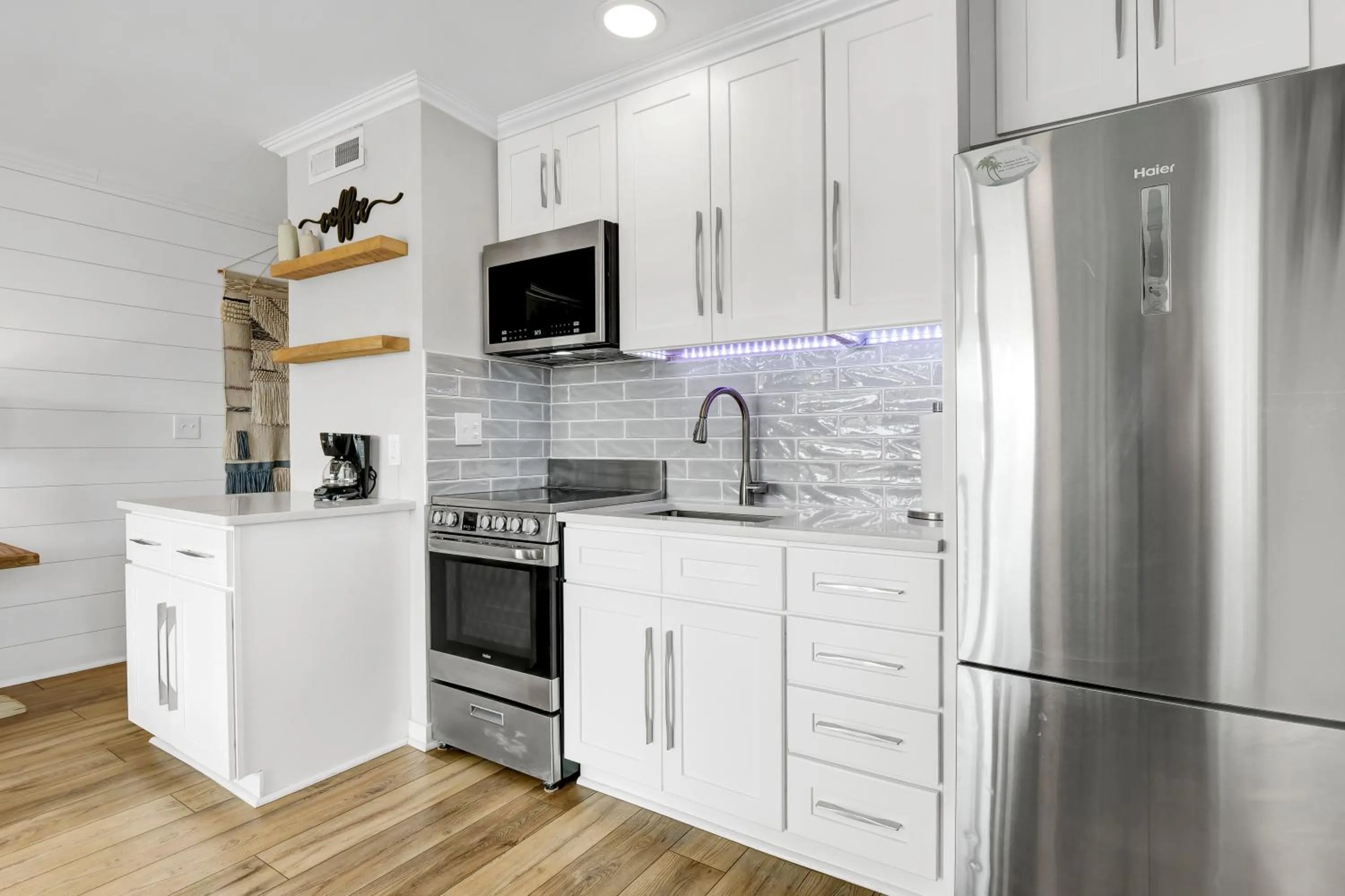 Kitchen or kitchenette in Sandpeddler Inn and Suites