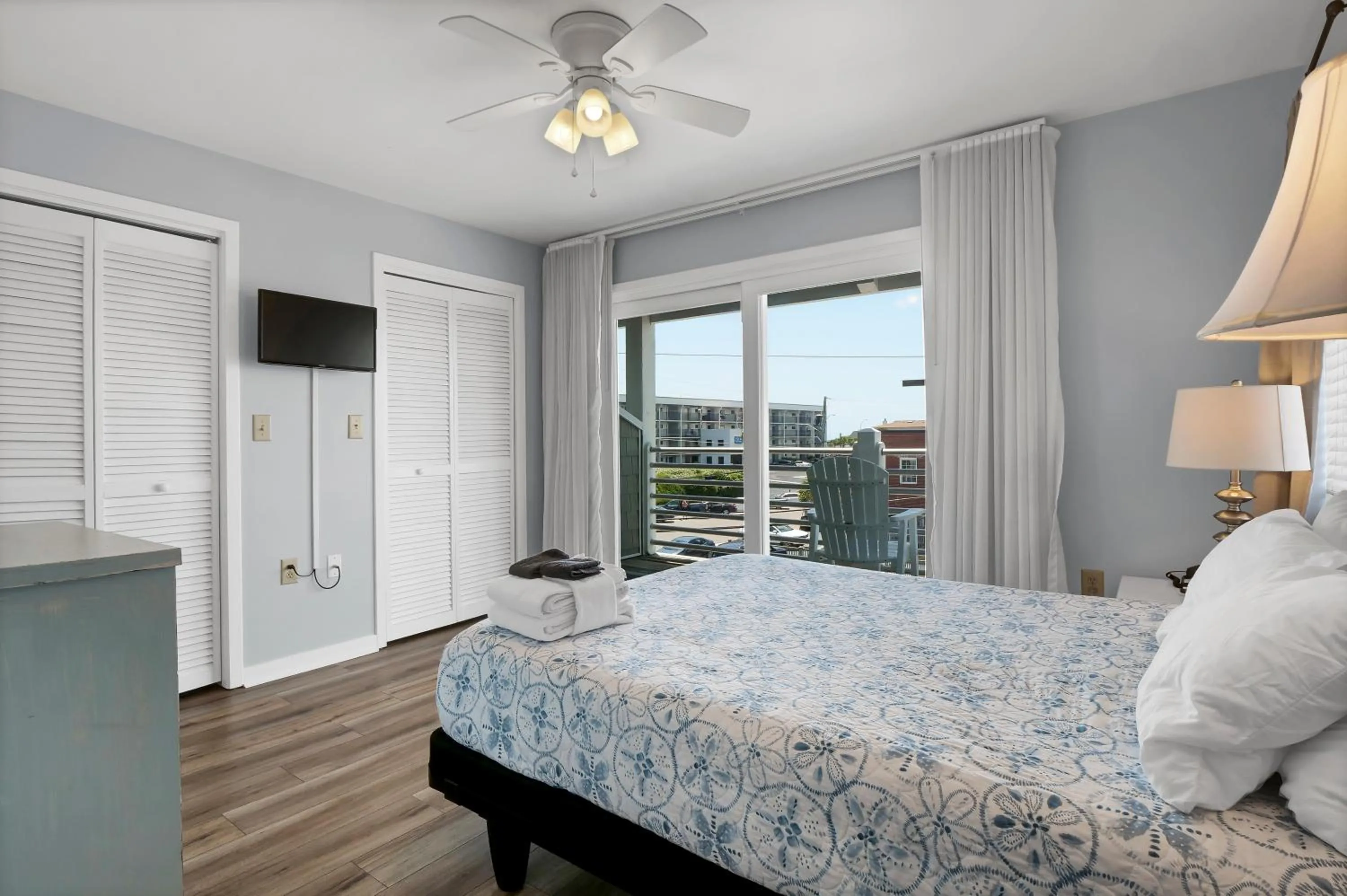 Bedroom, Bed in Sandpeddler Inn and Suites