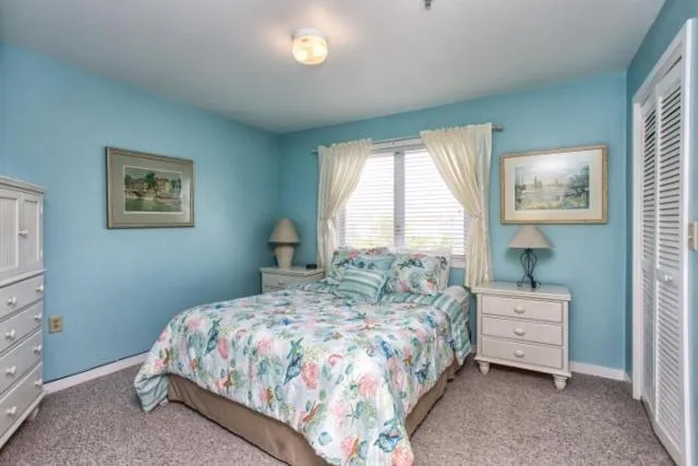 Bedroom, Bed in Sandpeddler Inn and Suites