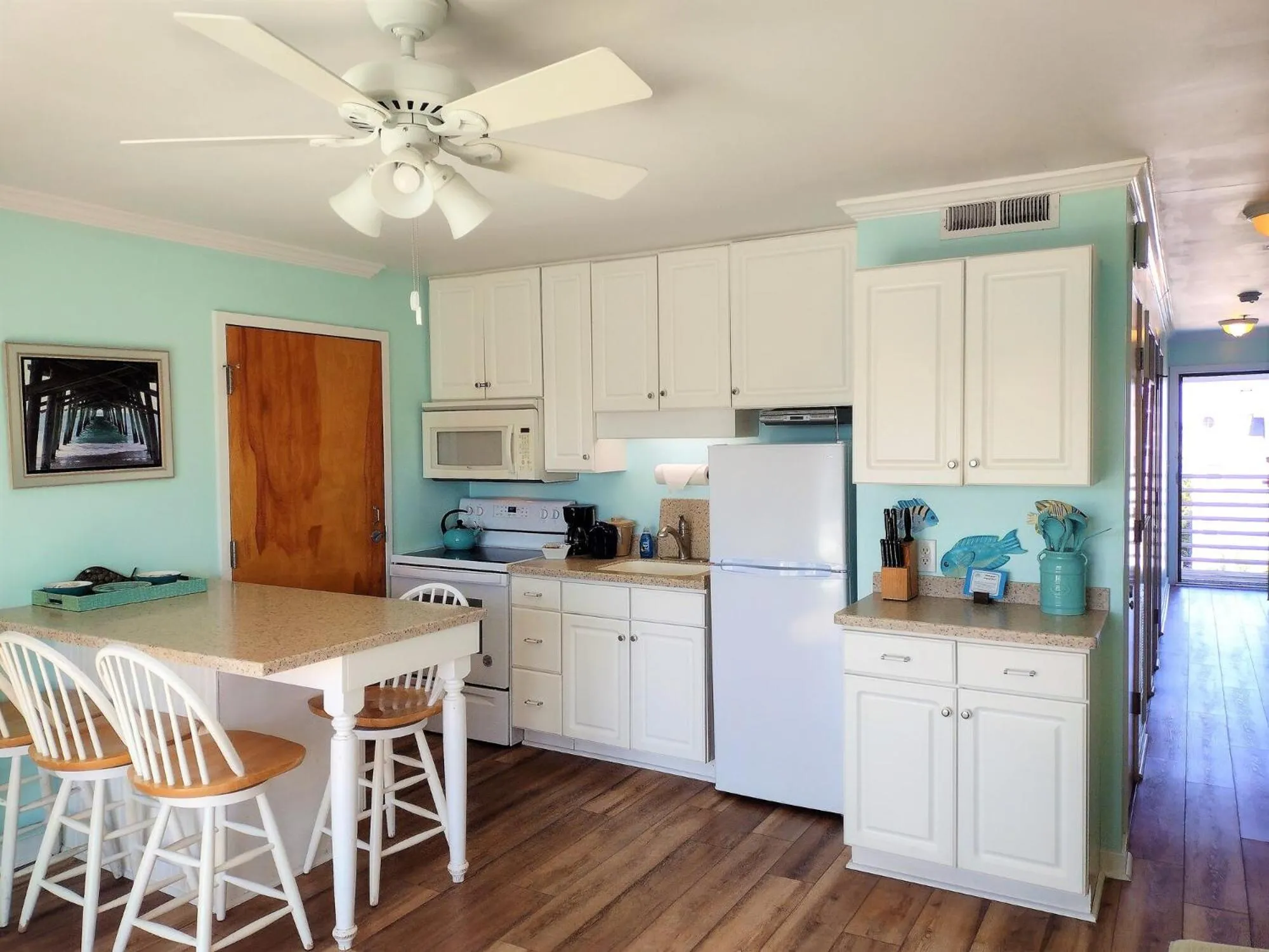 Kitchen or kitchenette in Sandpeddler Inn and Suites