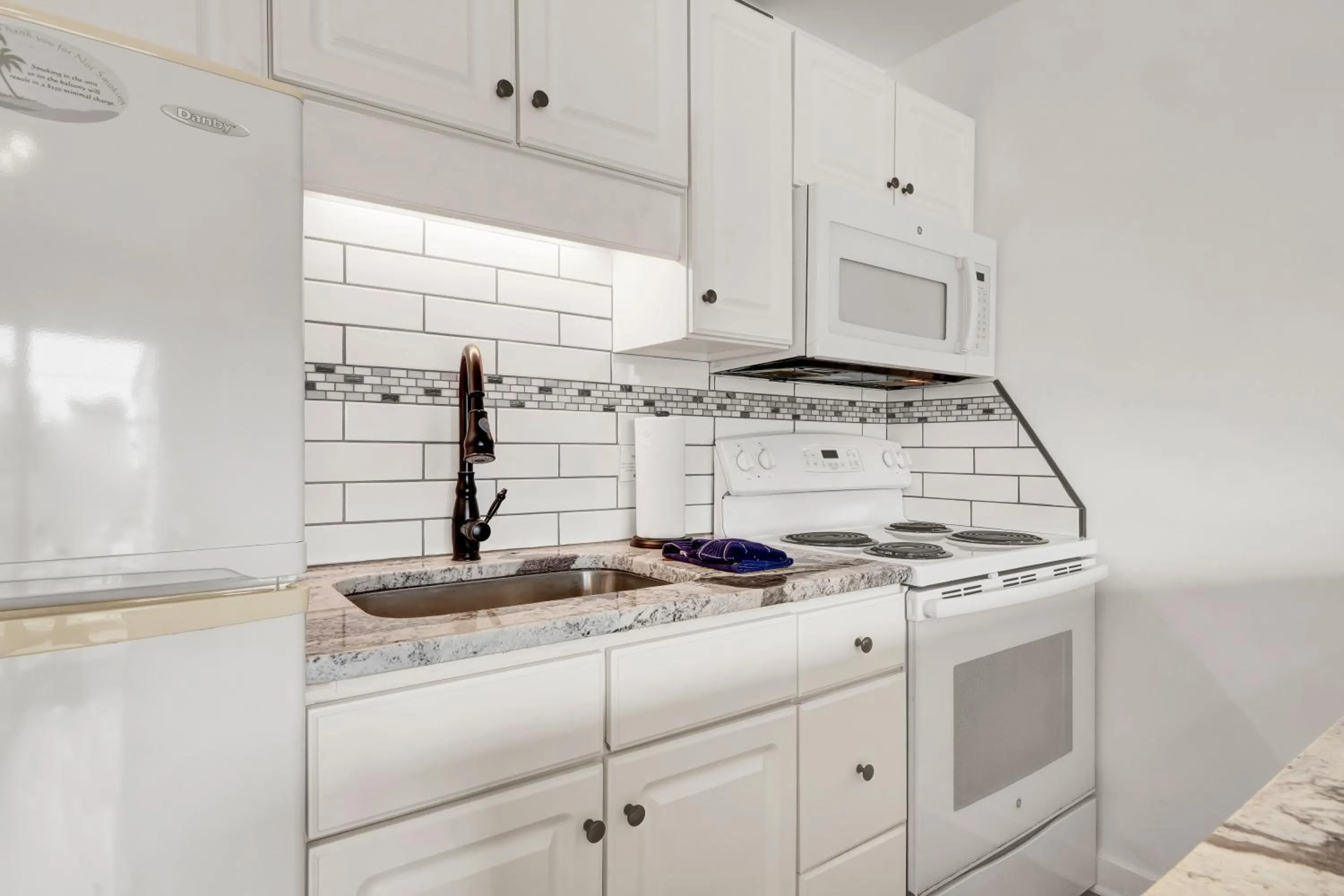 Kitchen or kitchenette in Sandpeddler Inn and Suites