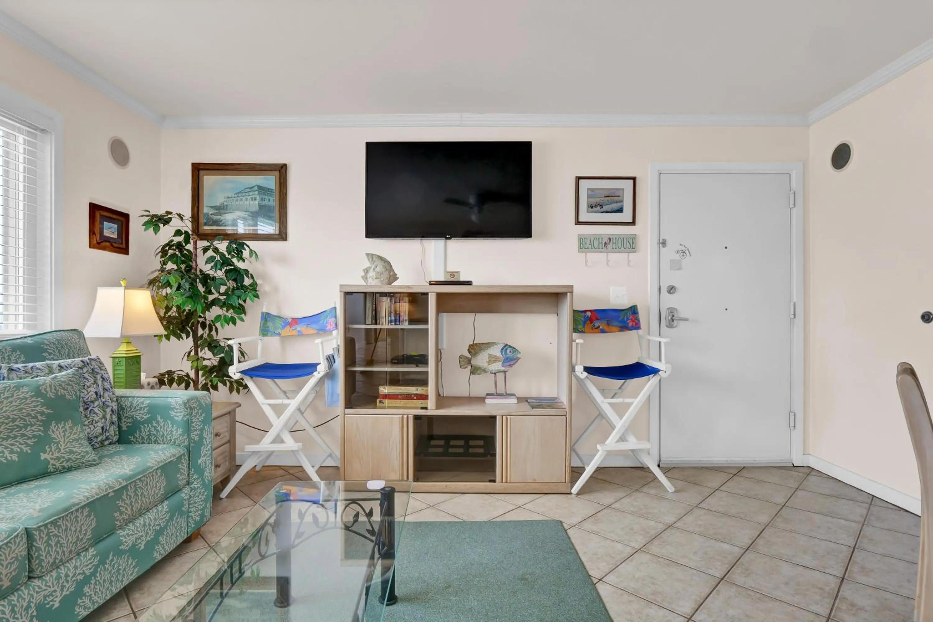 TV and multimedia in Sandpeddler Inn and Suites