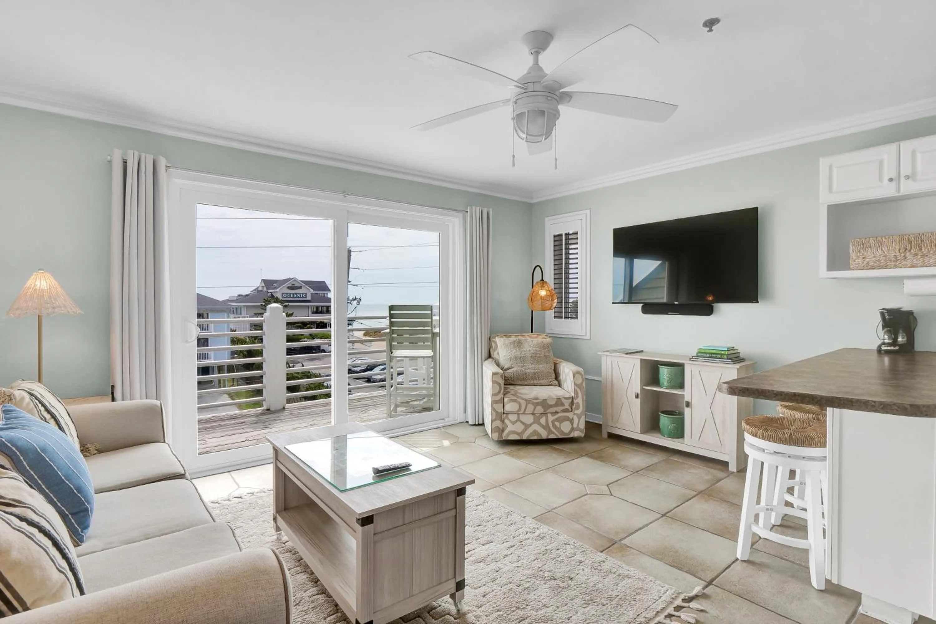 Communal lounge/ TV room in Sandpeddler Inn and Suites