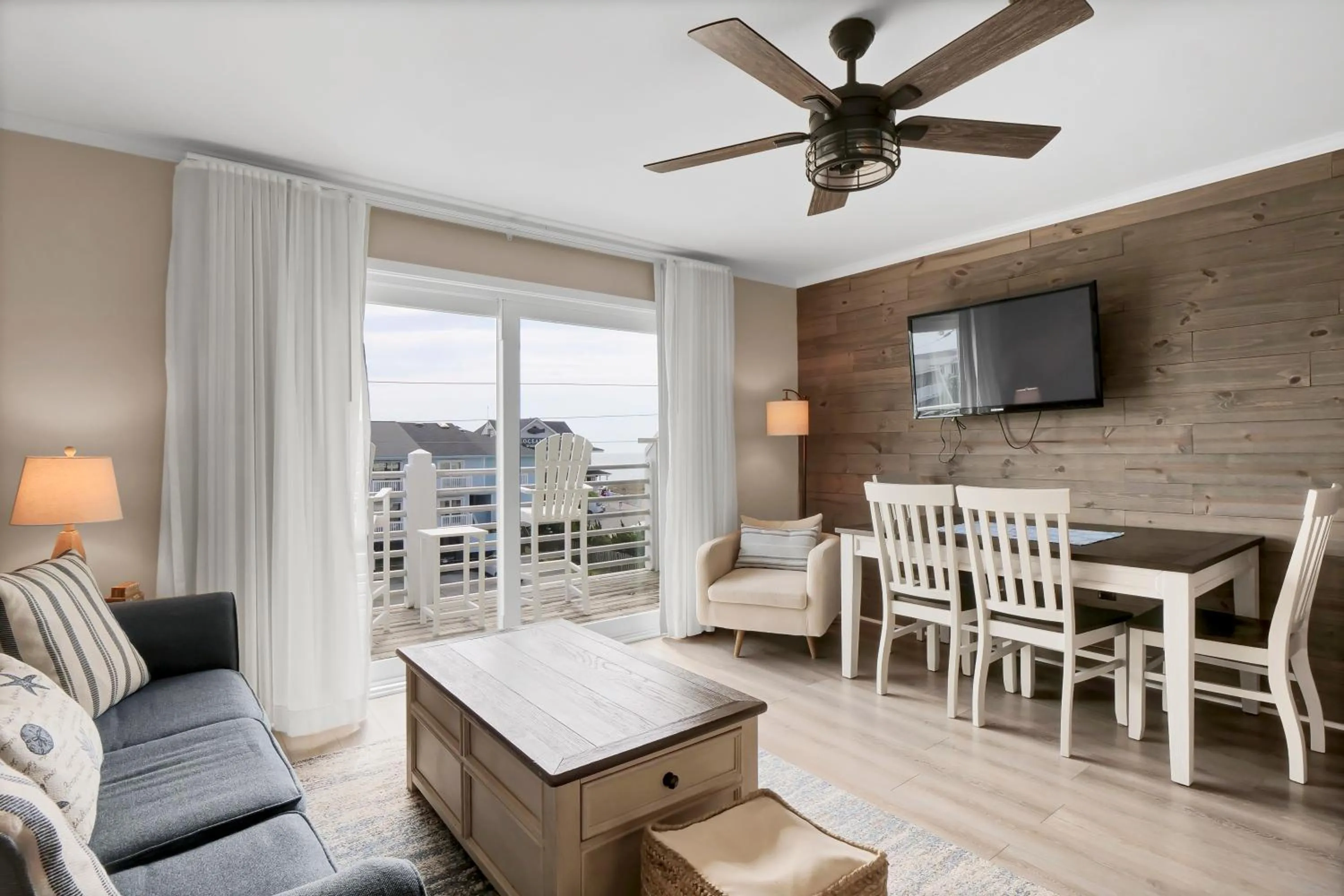 TV and multimedia in Sandpeddler Inn and Suites