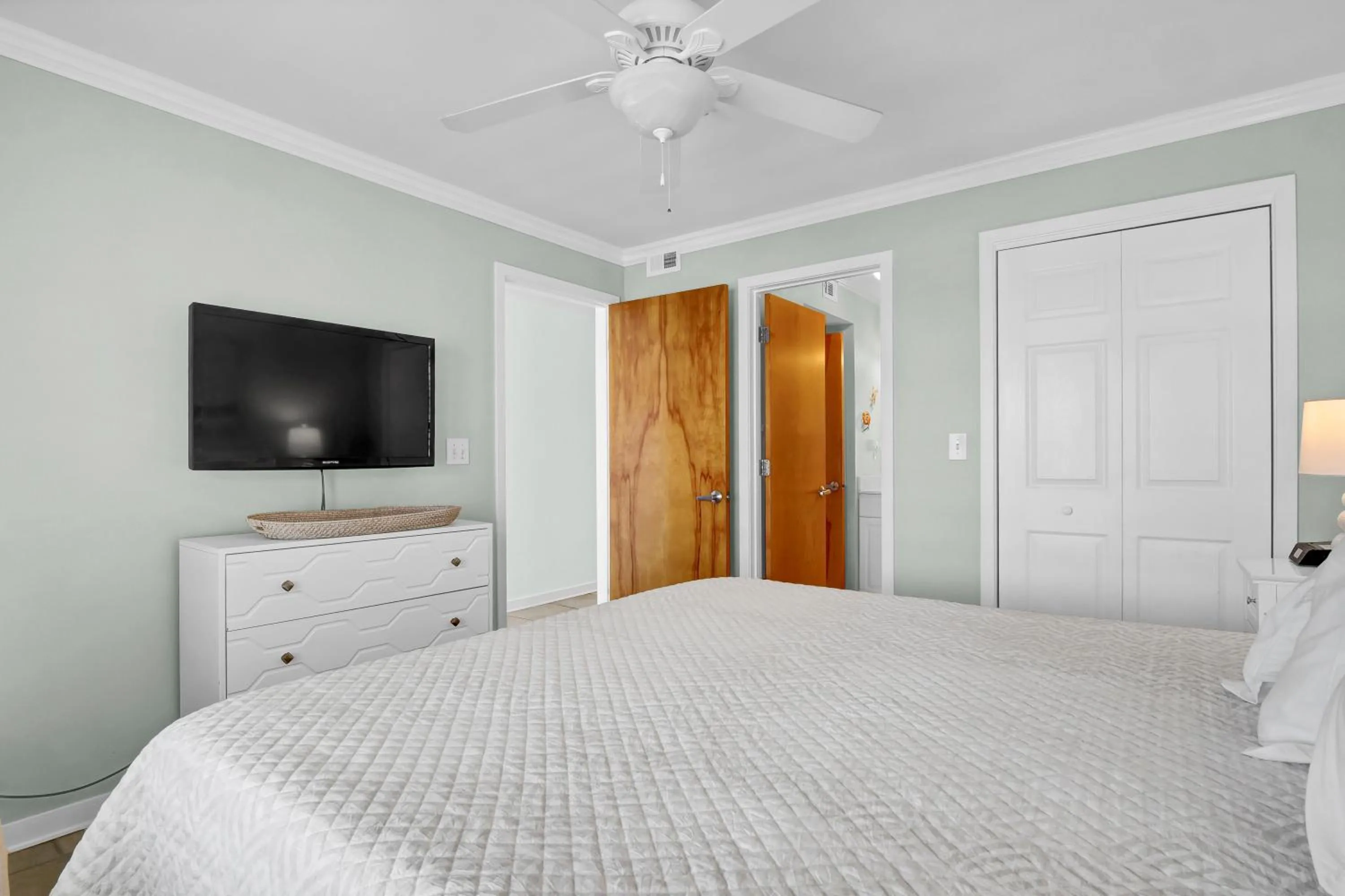 Bed in Sandpeddler Inn and Suites