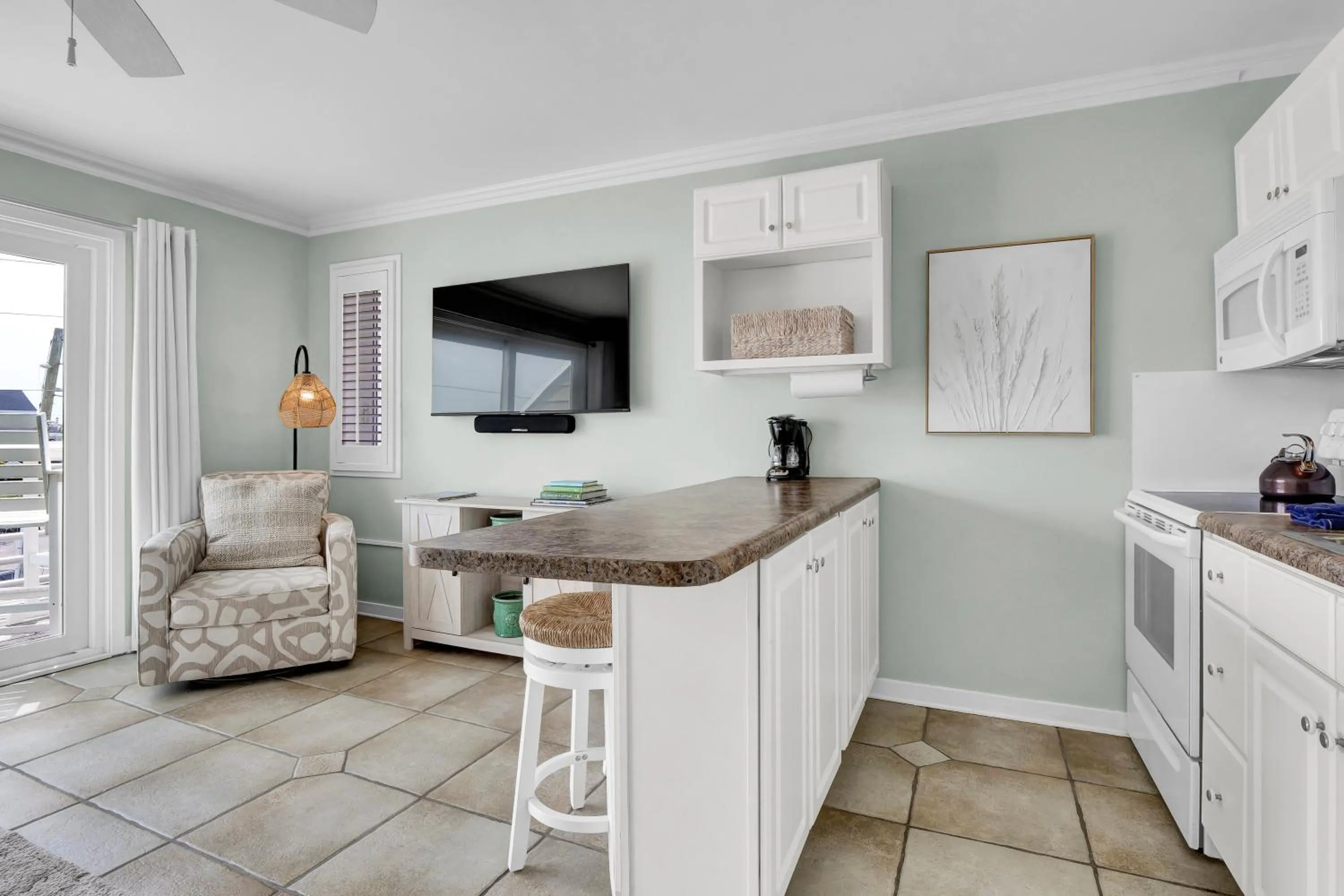 TV and multimedia in Sandpeddler Inn and Suites