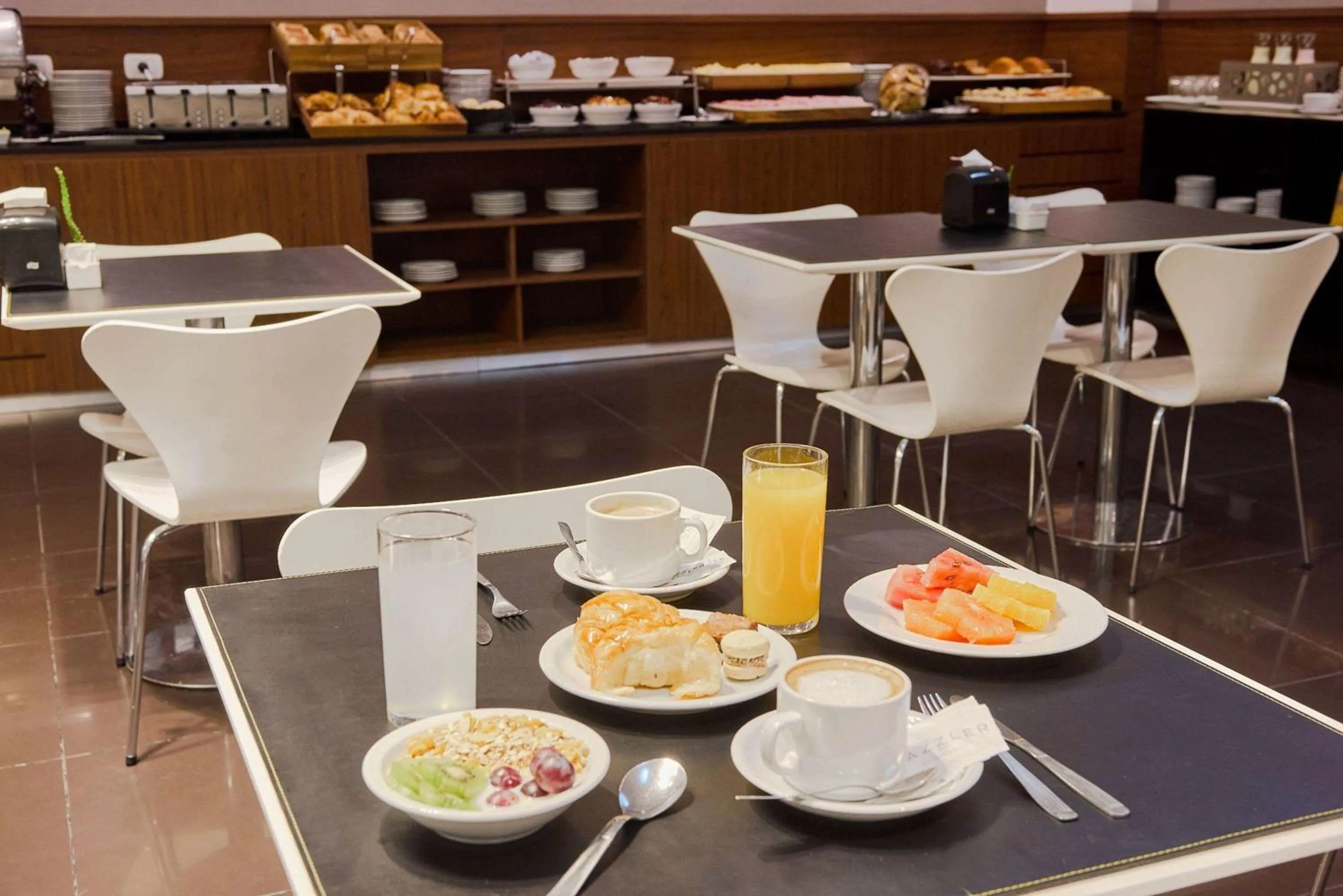 Restaurant/places to eat in Dazzler by Wyndham Buenos Aires Maipu