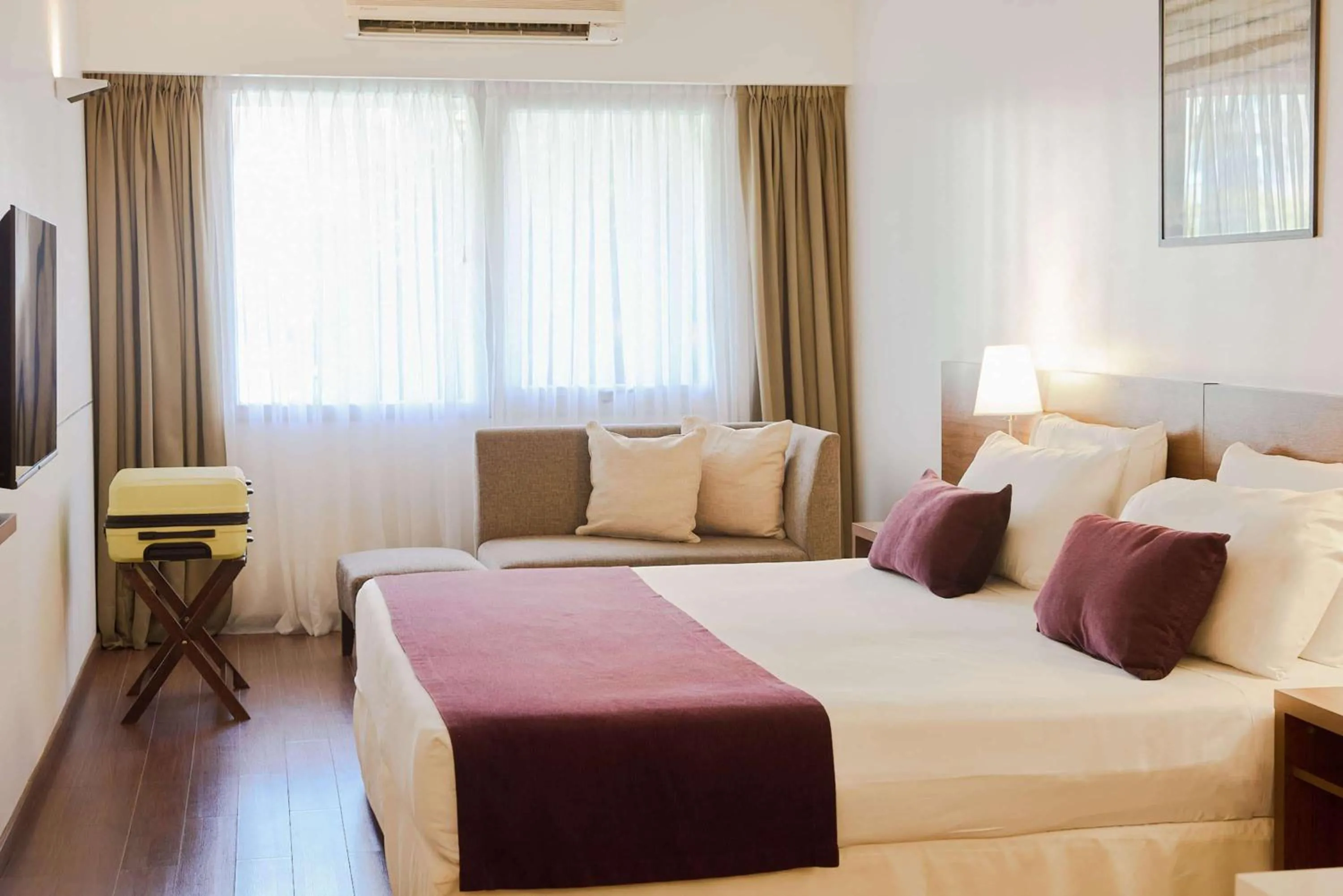 Photo of the whole room, Bed in Dazzler by Wyndham Buenos Aires Maipu