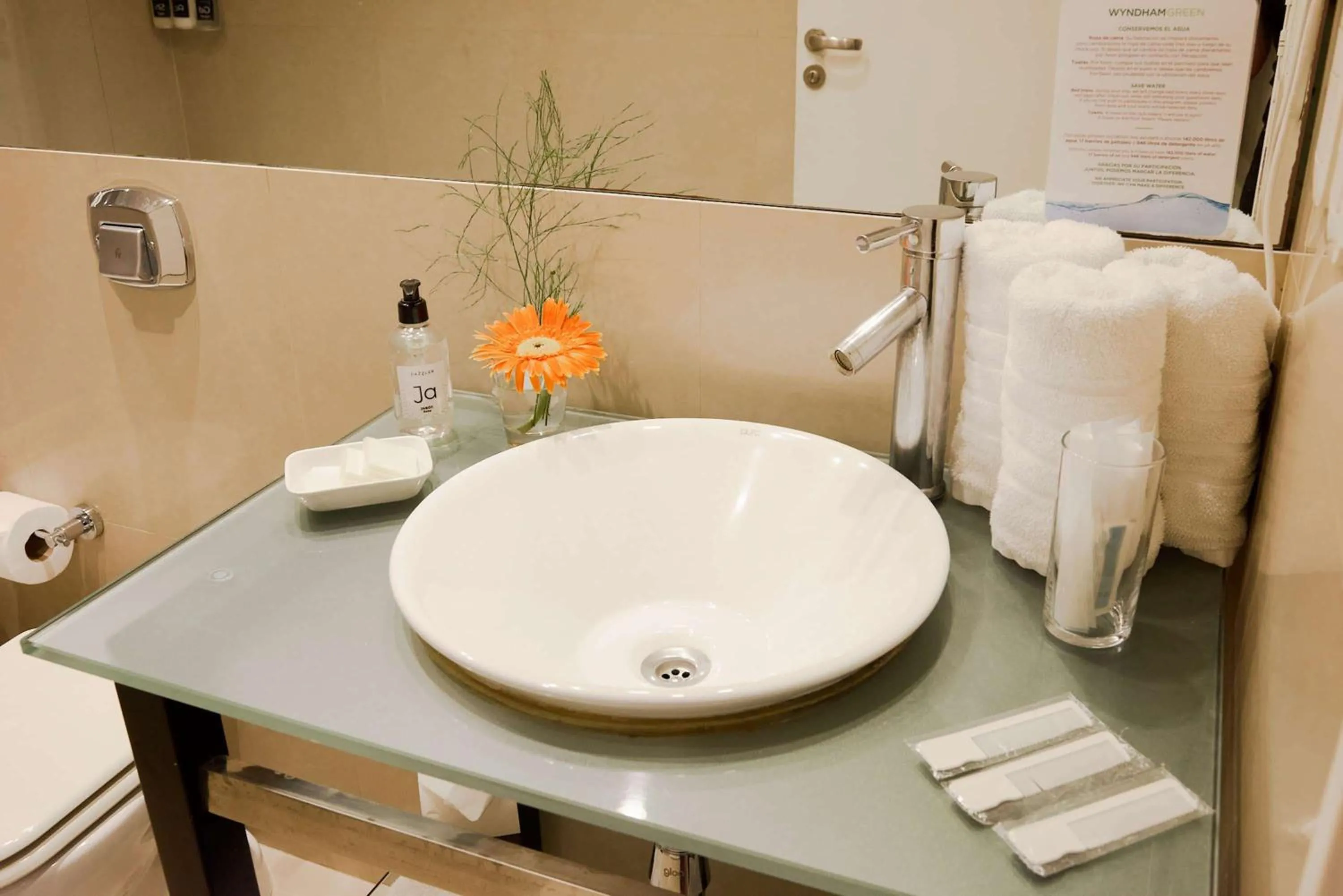 Photo of the whole room in Dazzler by Wyndham Buenos Aires Maipu