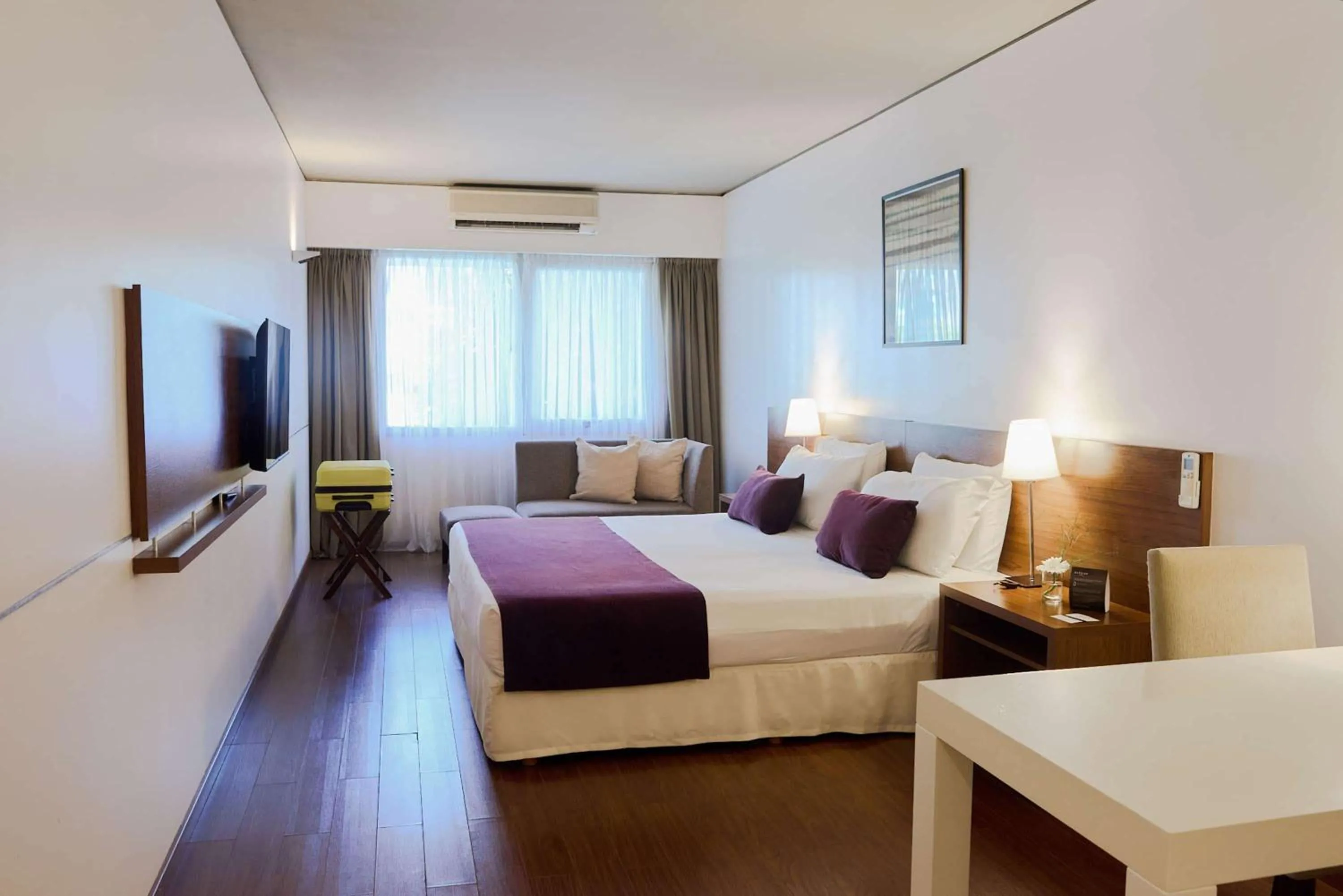 Photo of the whole room, Bed in Dazzler by Wyndham Buenos Aires Maipu