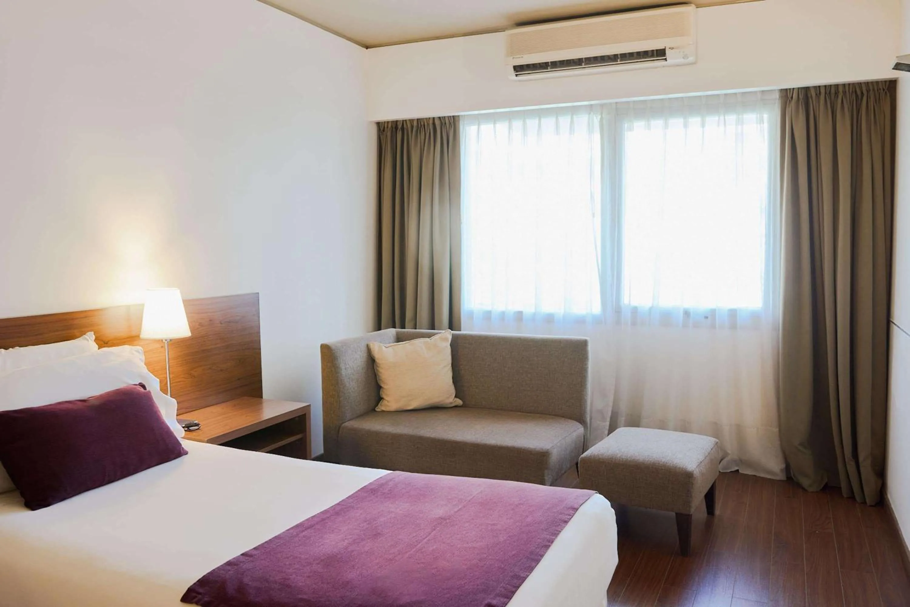 Photo of the whole room, Bed in Dazzler by Wyndham Buenos Aires Maipu