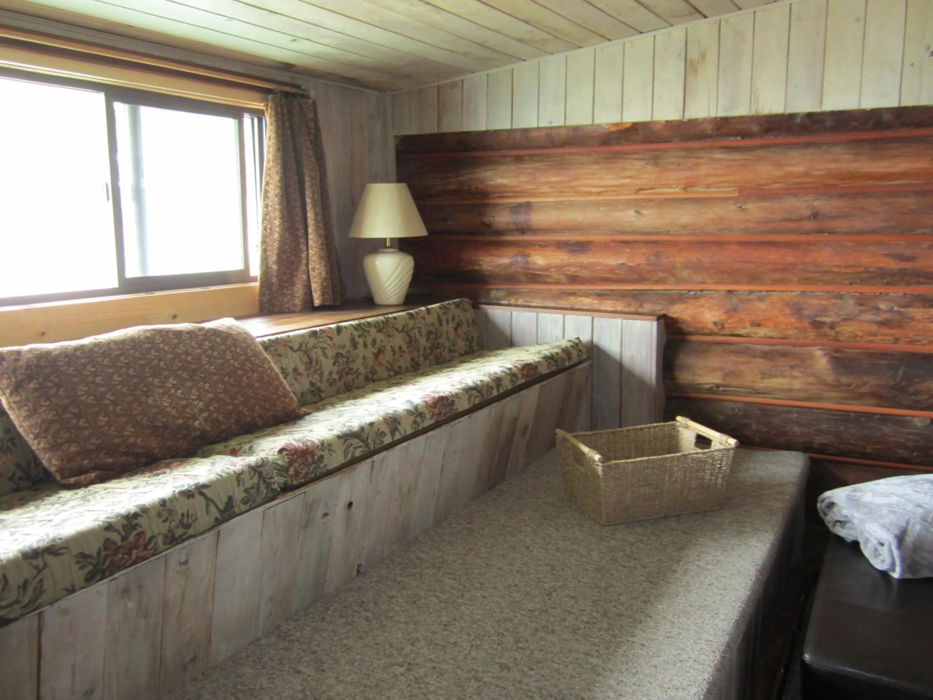 Seating area, Bed in The Surf Lodge and Pub