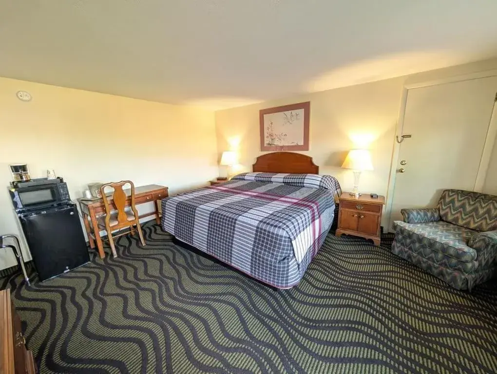 Standard King Room in The Falls Motel - 2 Mi to " Watkins Glen State Park, Seneca Lake " AND 4 Mi to Watkins Glen International Track " The Glen " Standard King Room in The Falls Motel - 2 Mi to " Watkins Glen State Park, Seneca Lake " AND 4 Mi to Watkins Glen International Track " The Glen "