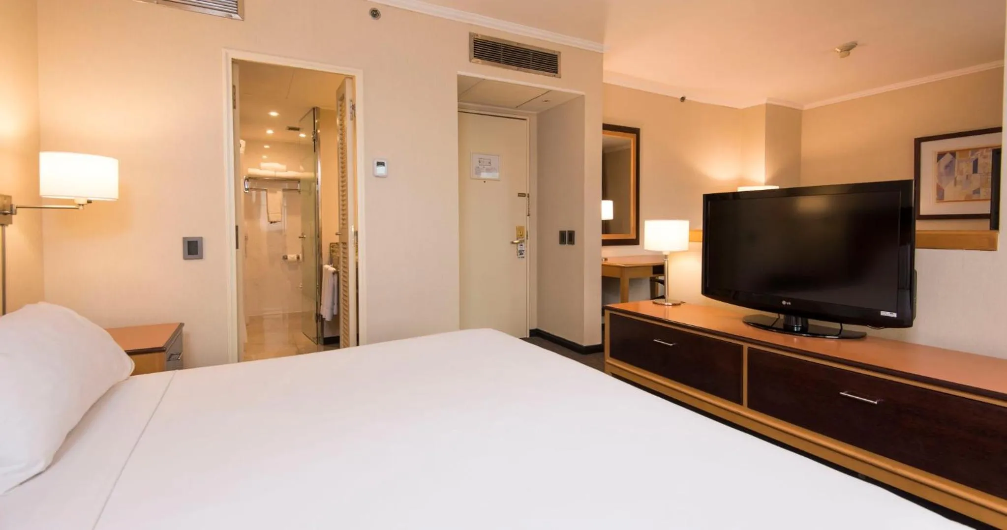 Photo of the whole room, Bed in Holiday Inn Express Puerto Madero by IHG