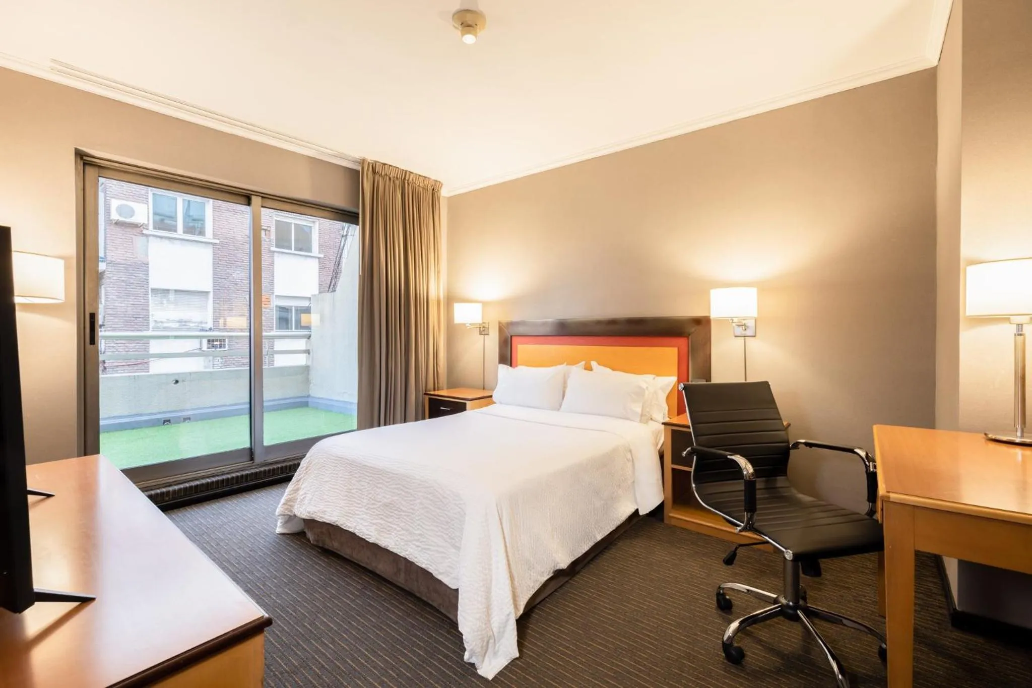 Photo of the whole room, Bed in Holiday Inn Express Puerto Madero by IHG