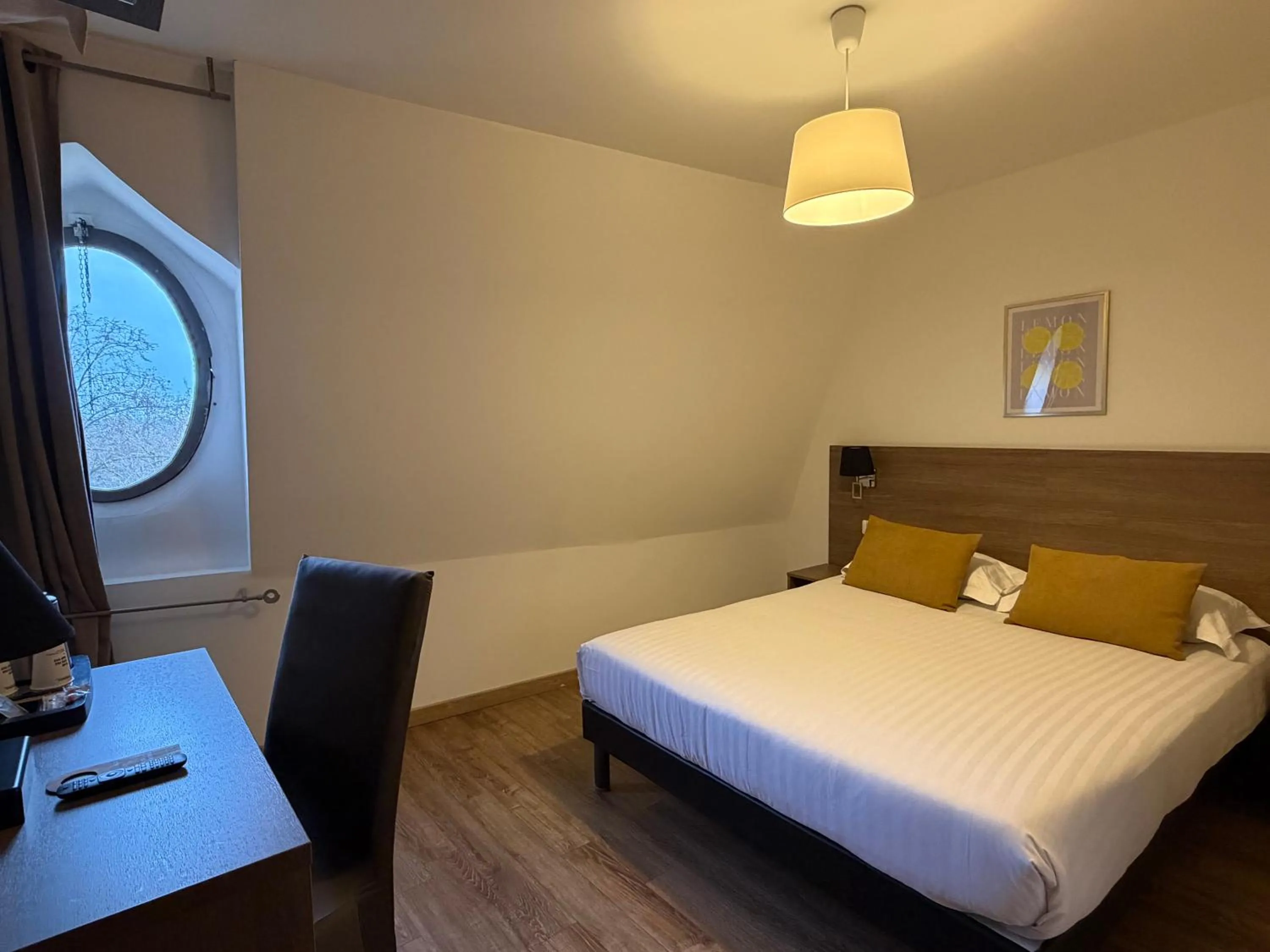 Bed in The Originals Boutique, Le Grand Hôtel Molière, Pézenas