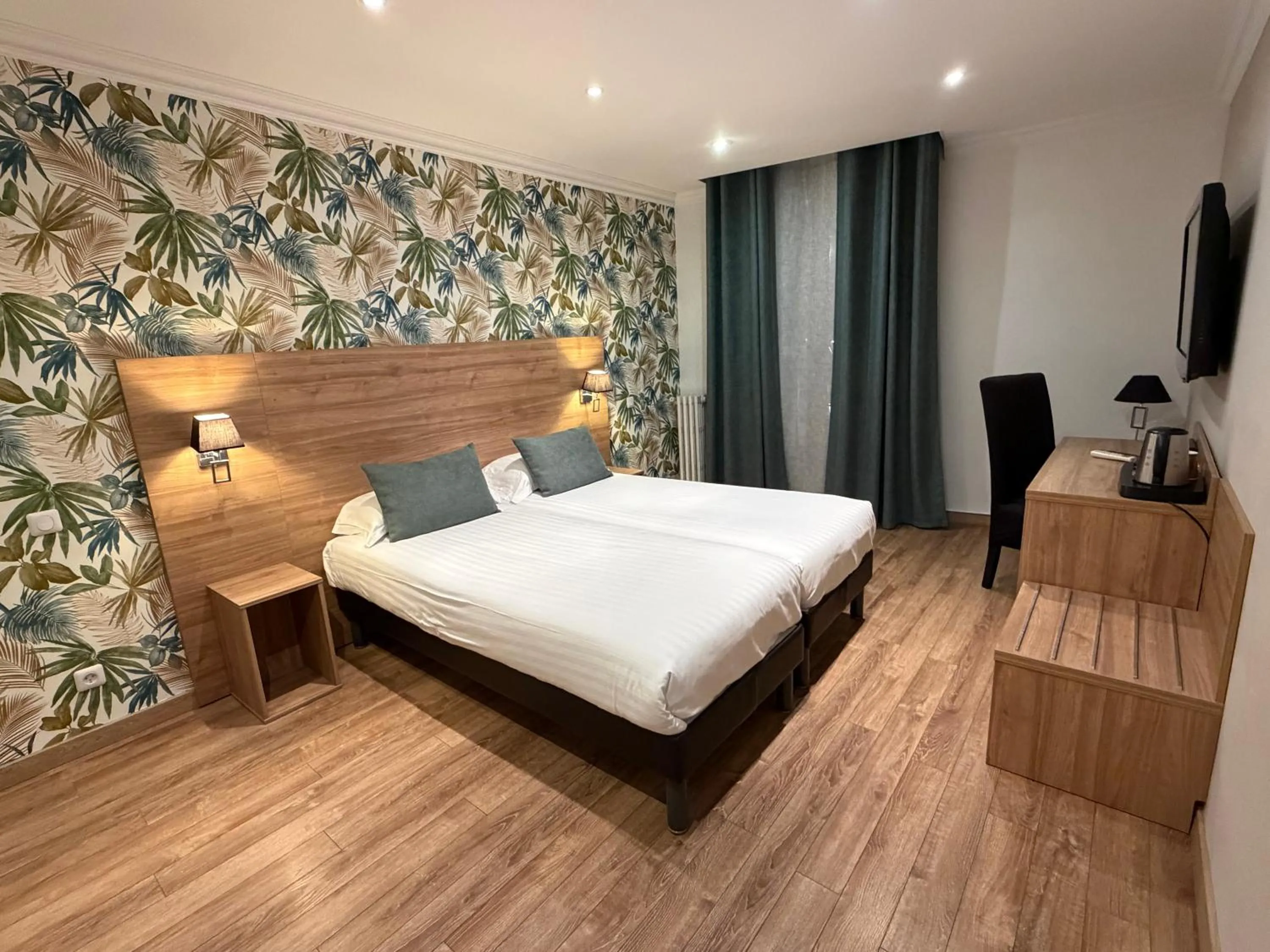 Bed in The Originals Boutique, Le Grand Hôtel Molière, Pézenas