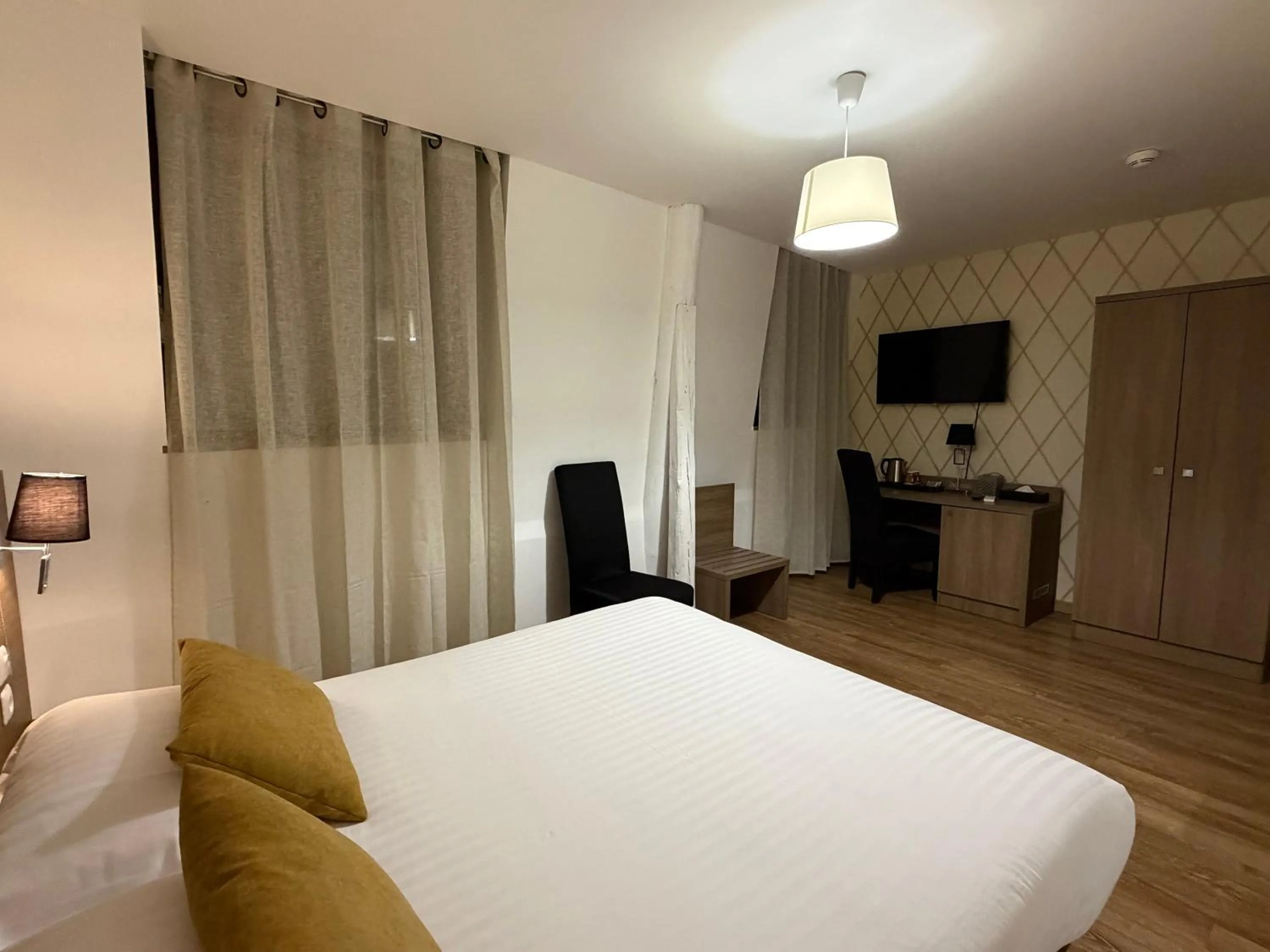 Bed in The Originals Boutique, Le Grand Hôtel Molière, Pézenas