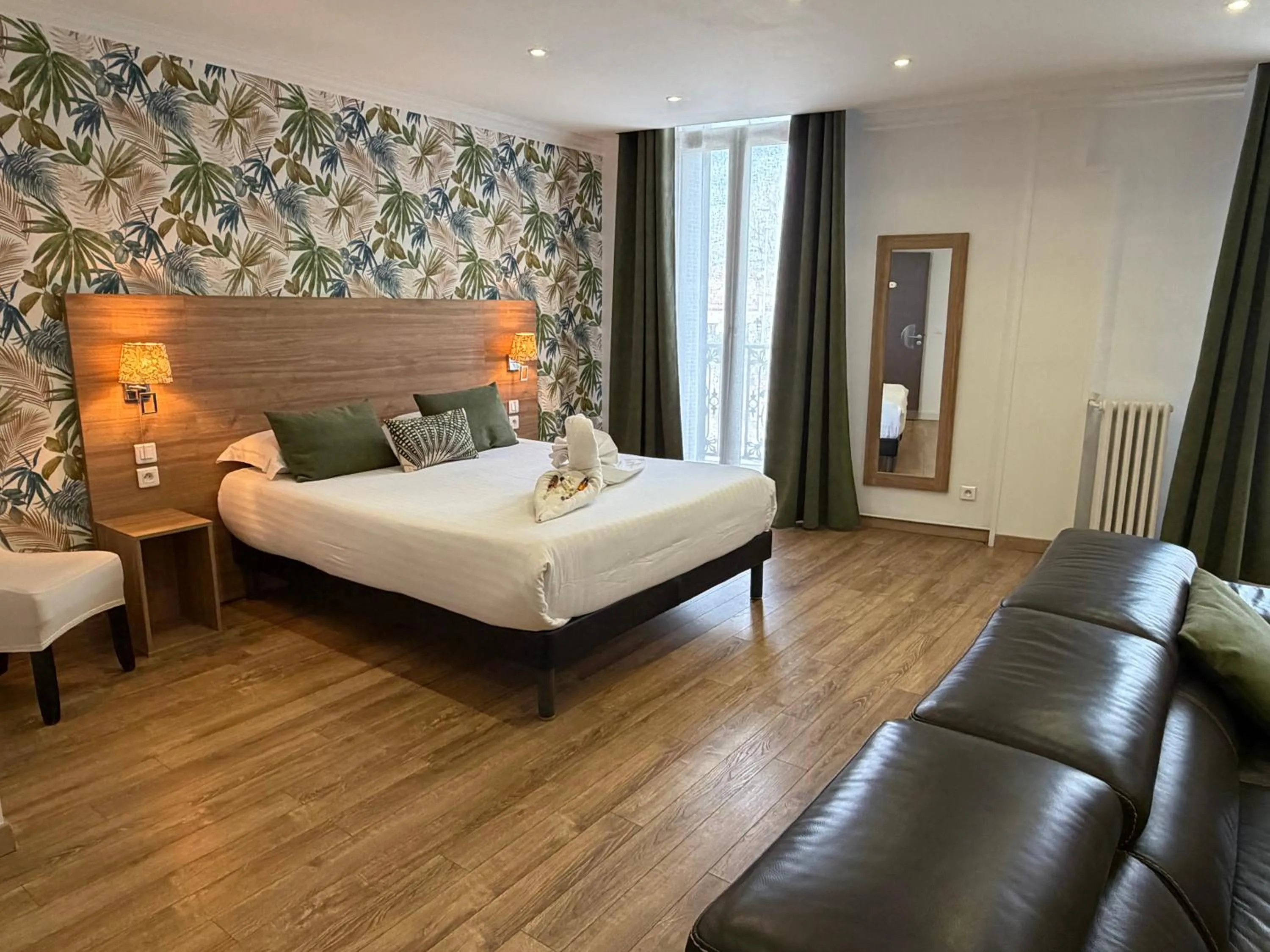 Bed in The Originals Boutique, Le Grand Hôtel Molière, Pézenas