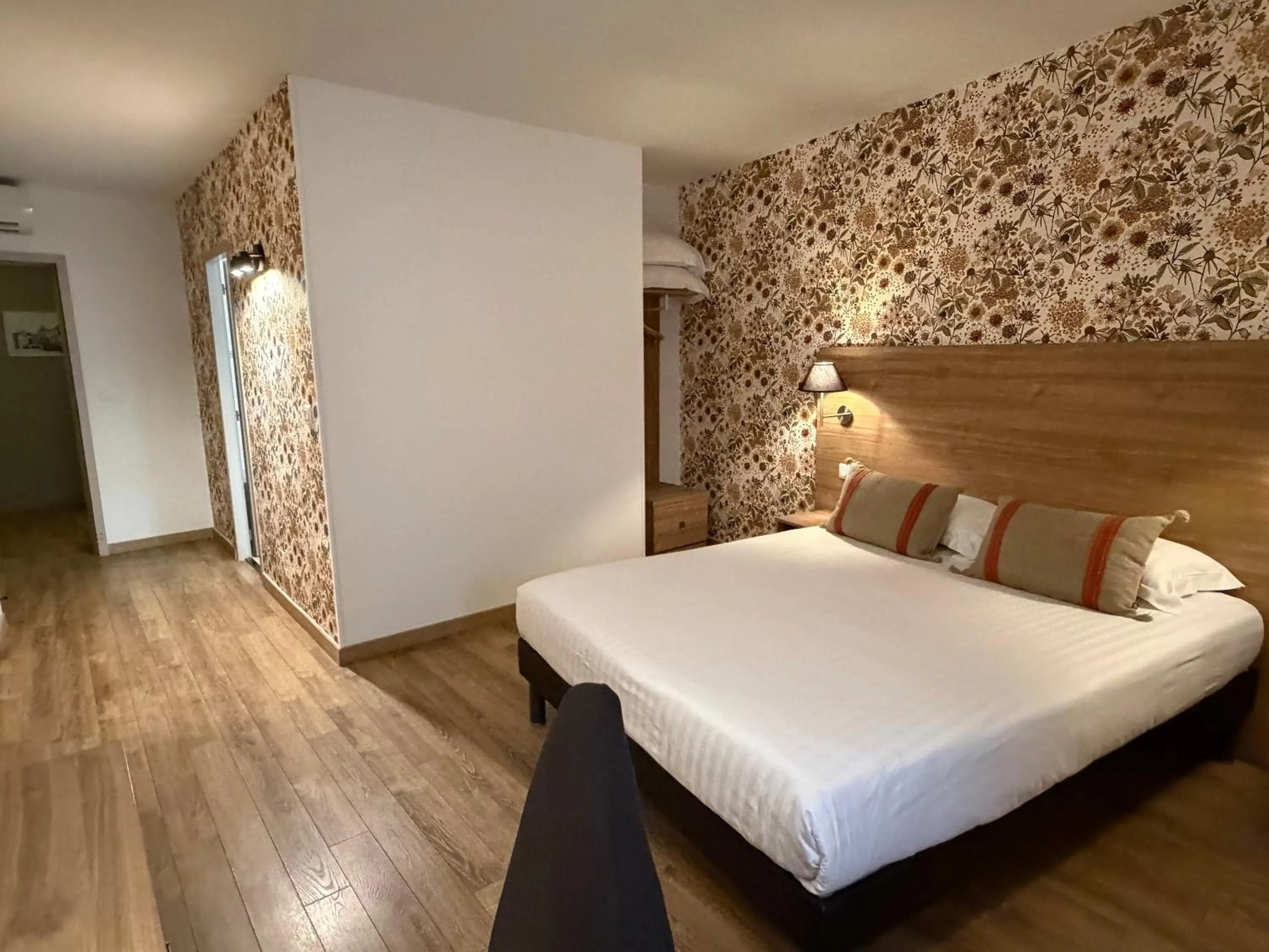 Bed in The Originals Boutique, Le Grand Hôtel Molière, Pézenas