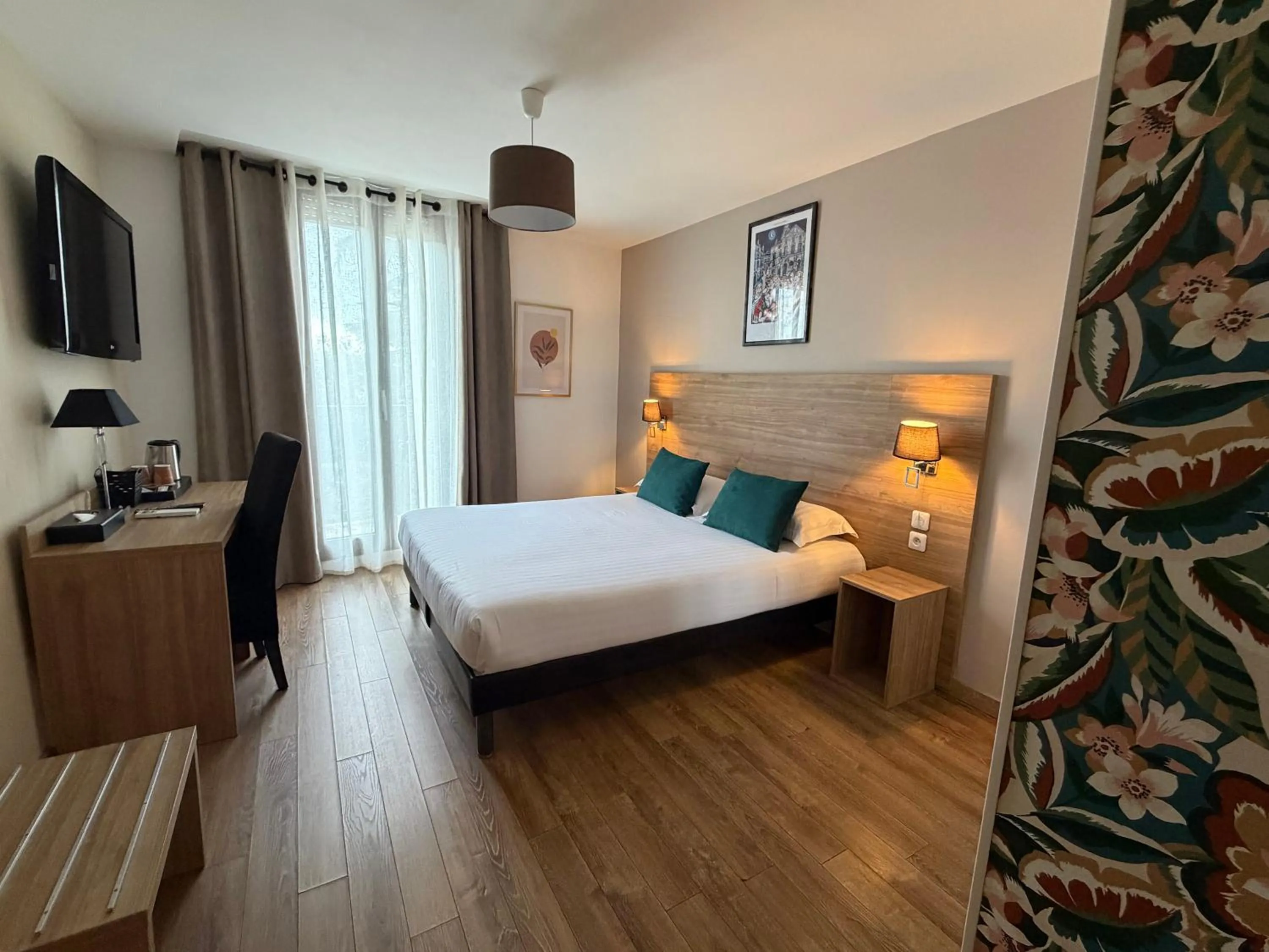 Bed in The Originals Boutique, Le Grand Hôtel Molière, Pézenas