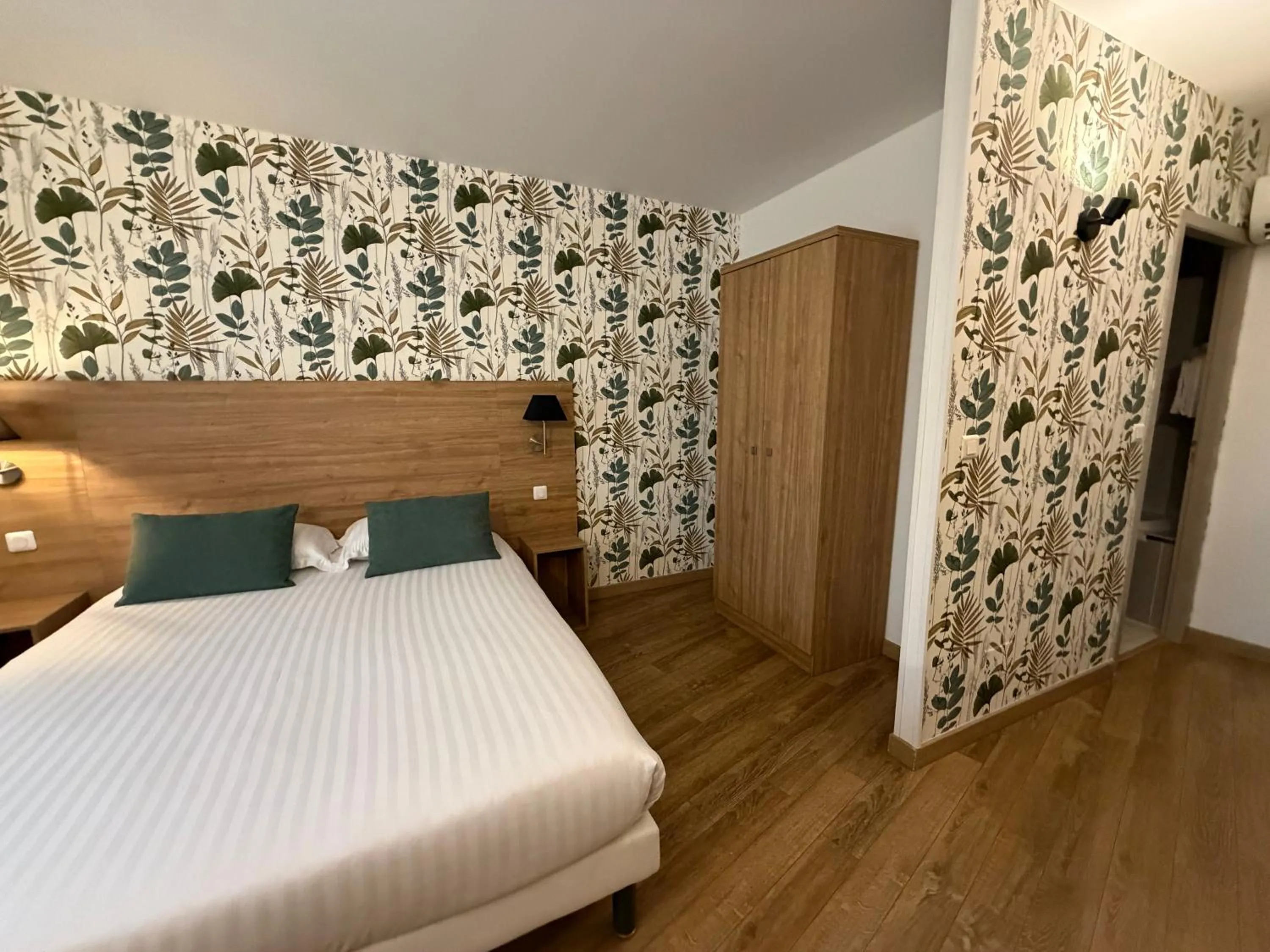 Bed in The Originals Boutique, Le Grand Hôtel Molière, Pézenas