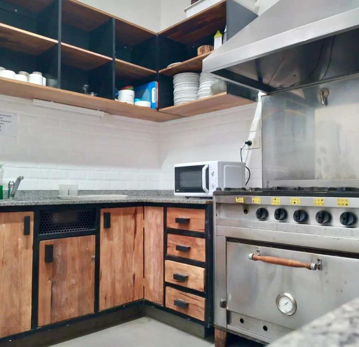 Communal kitchen in Sabatico Travelers Hostel & Guesthouse