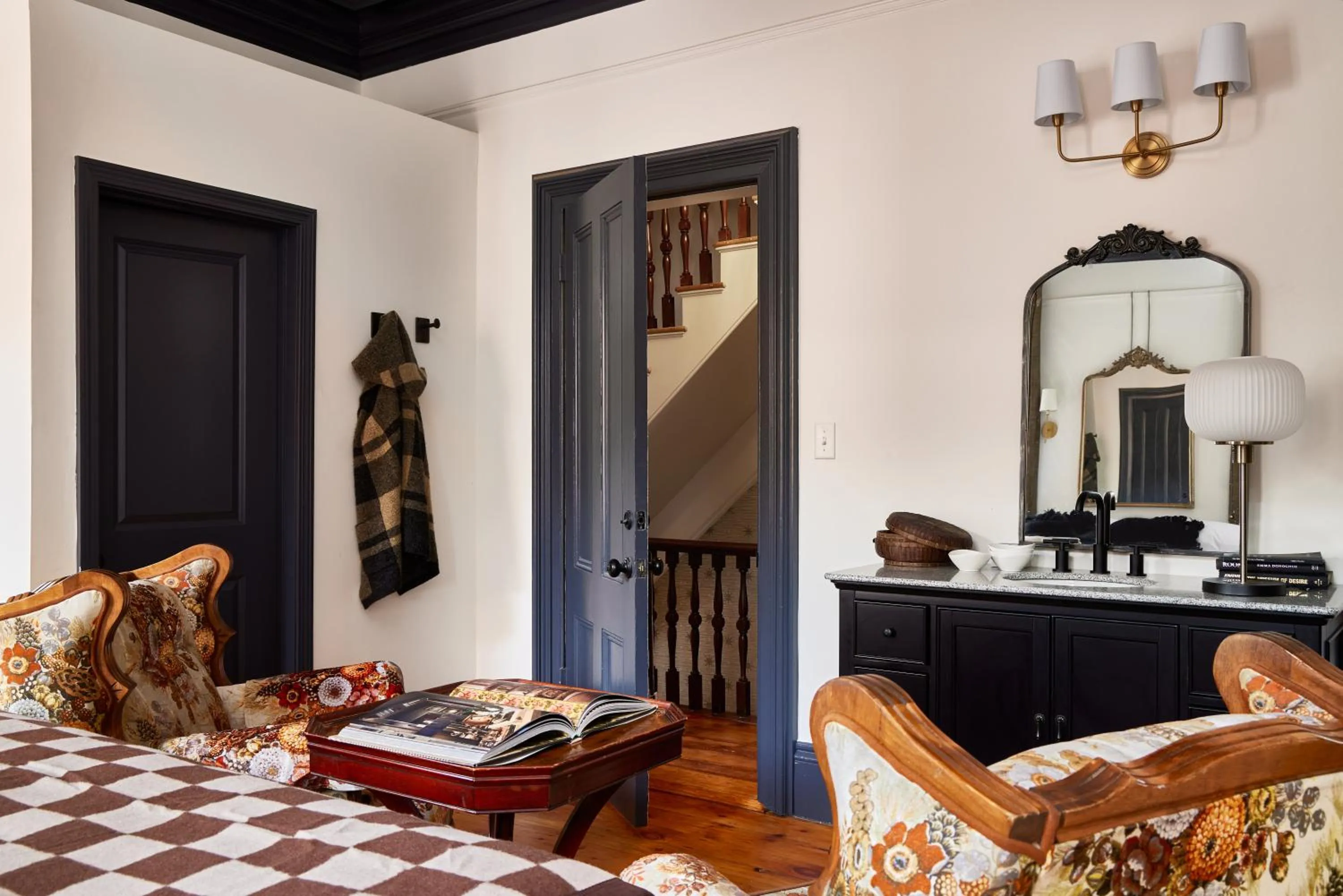 Seating area, Bed in Blind Tiger Portland - Carleton Street Guest House