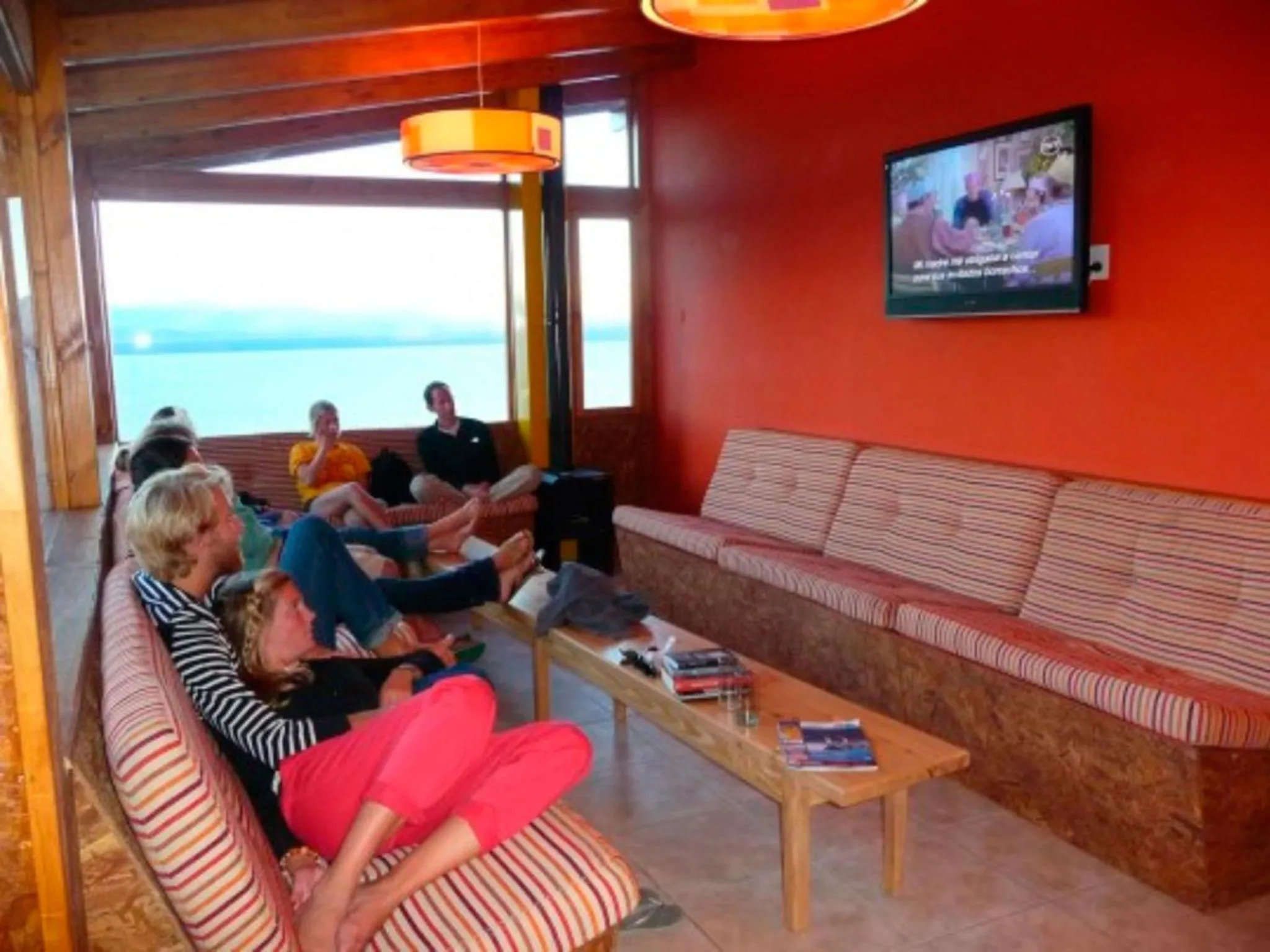 Communal lounge/ TV room in Hostel Inn Bariloche