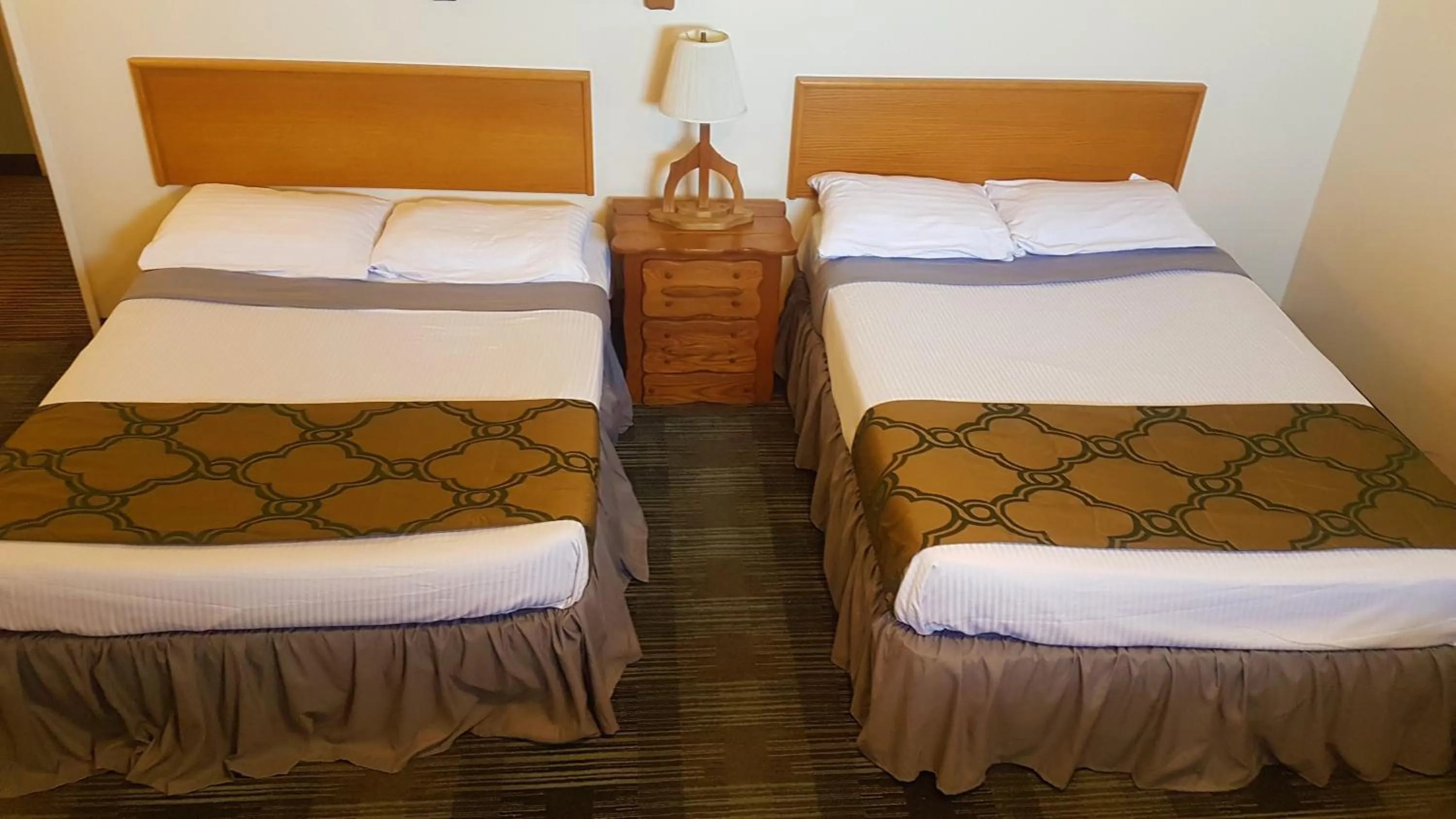 Bed in Agassiz Hotel and Restaurant - Under New Management