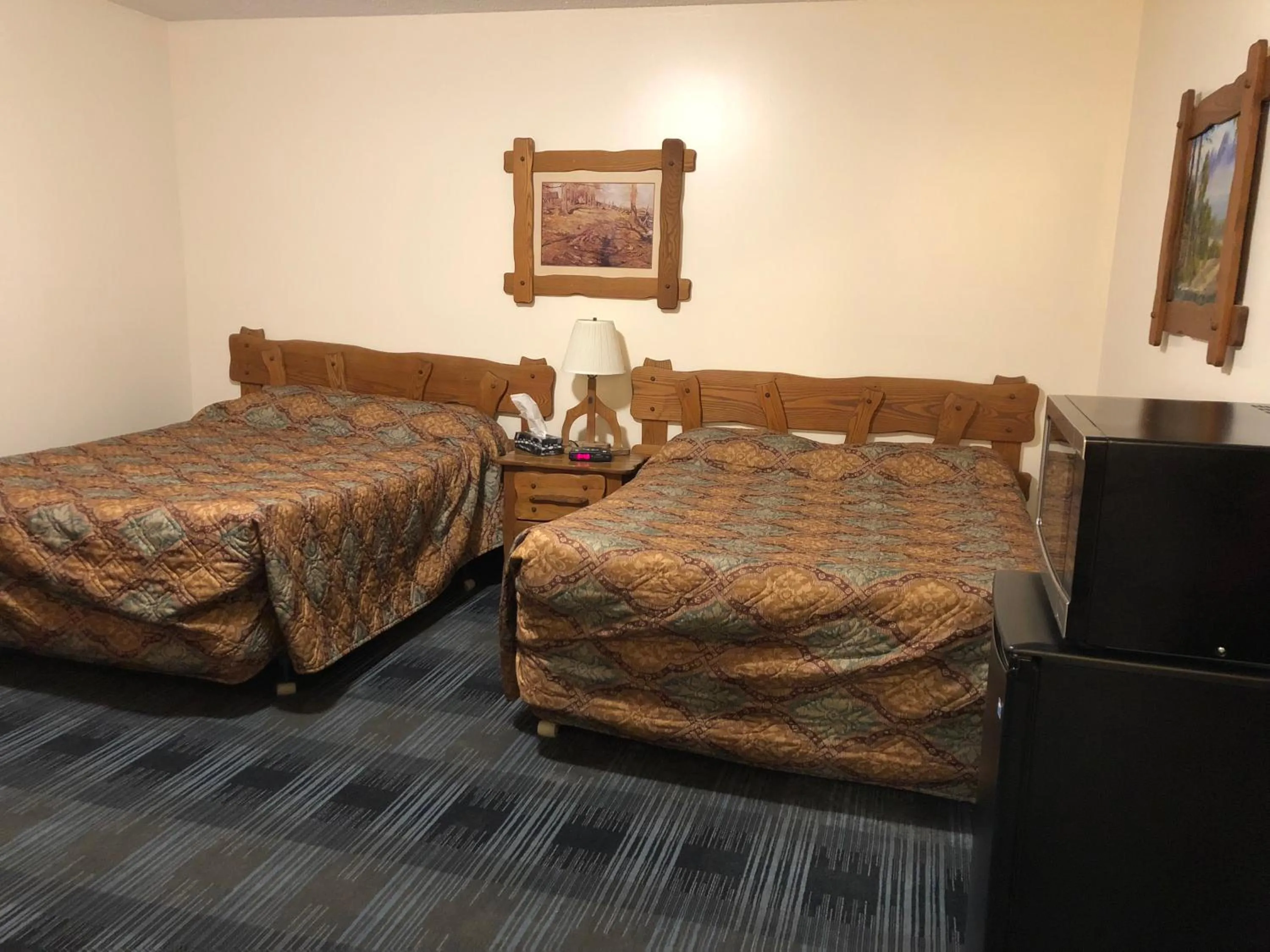 Bed in Agassiz Hotel and Restaurant - Under New Management