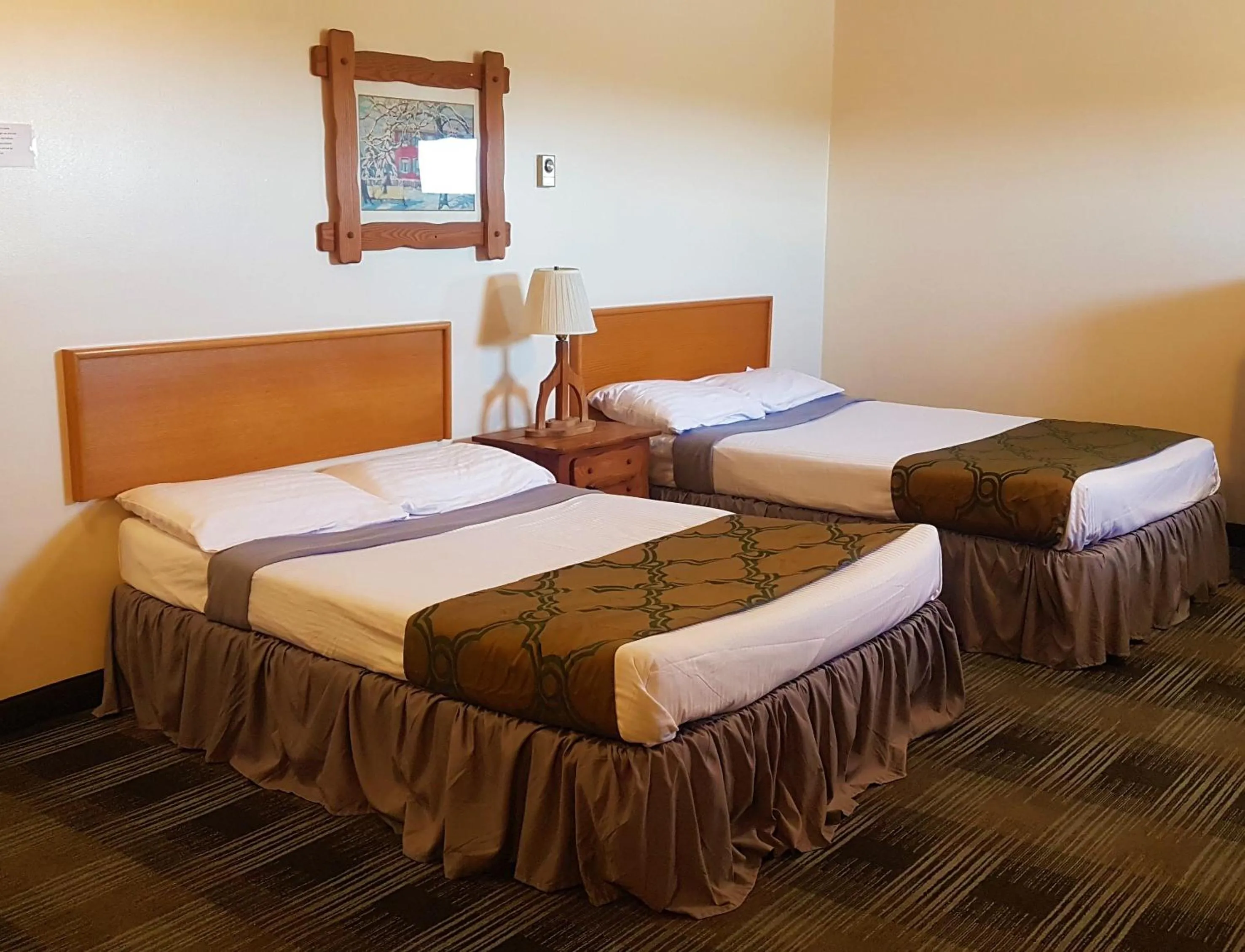 Photo of the whole room, Bed in Agassiz Hotel and Restaurant - Under New Management