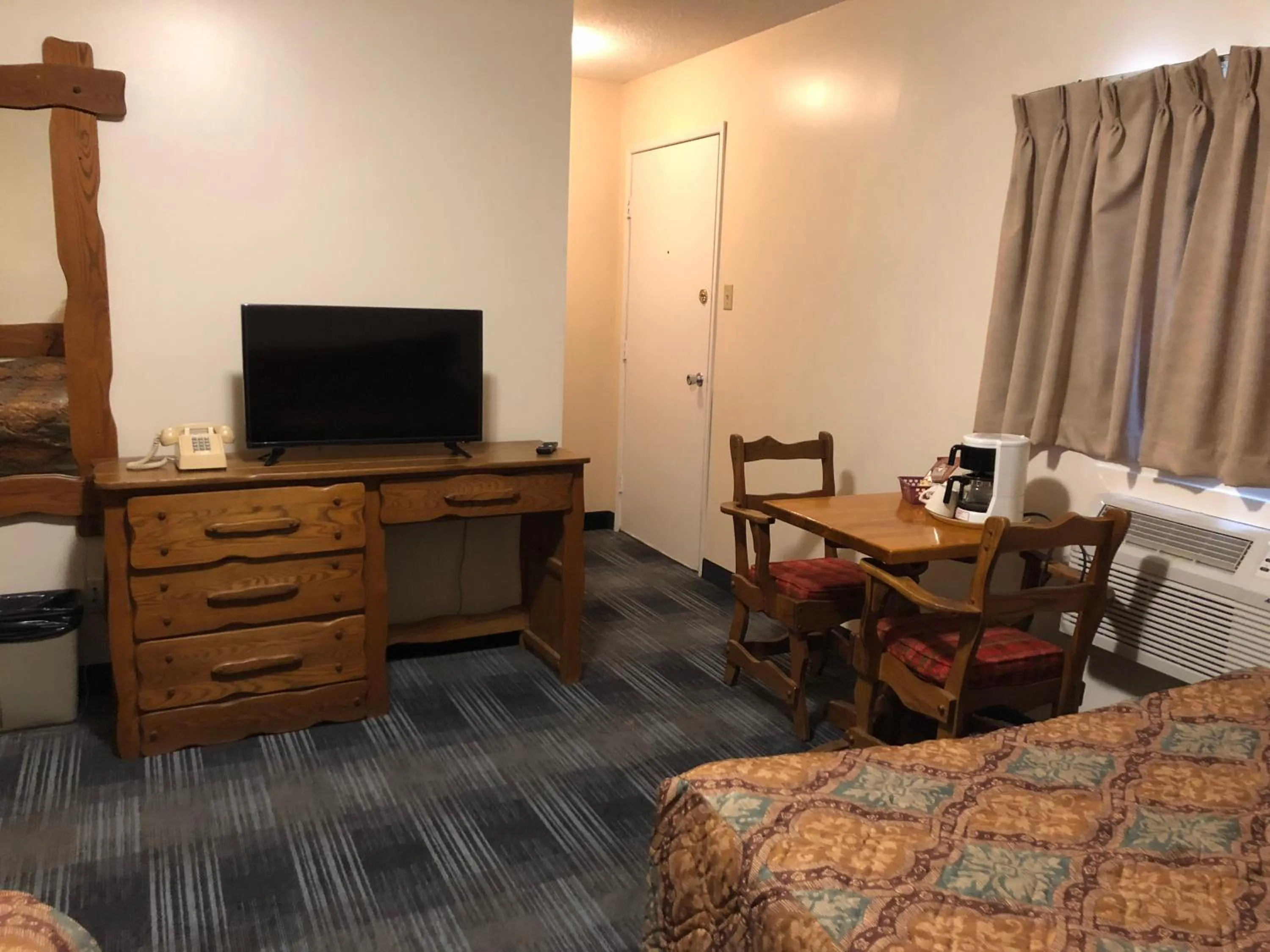 Bed in Agassiz Hotel and Restaurant - Under New Management