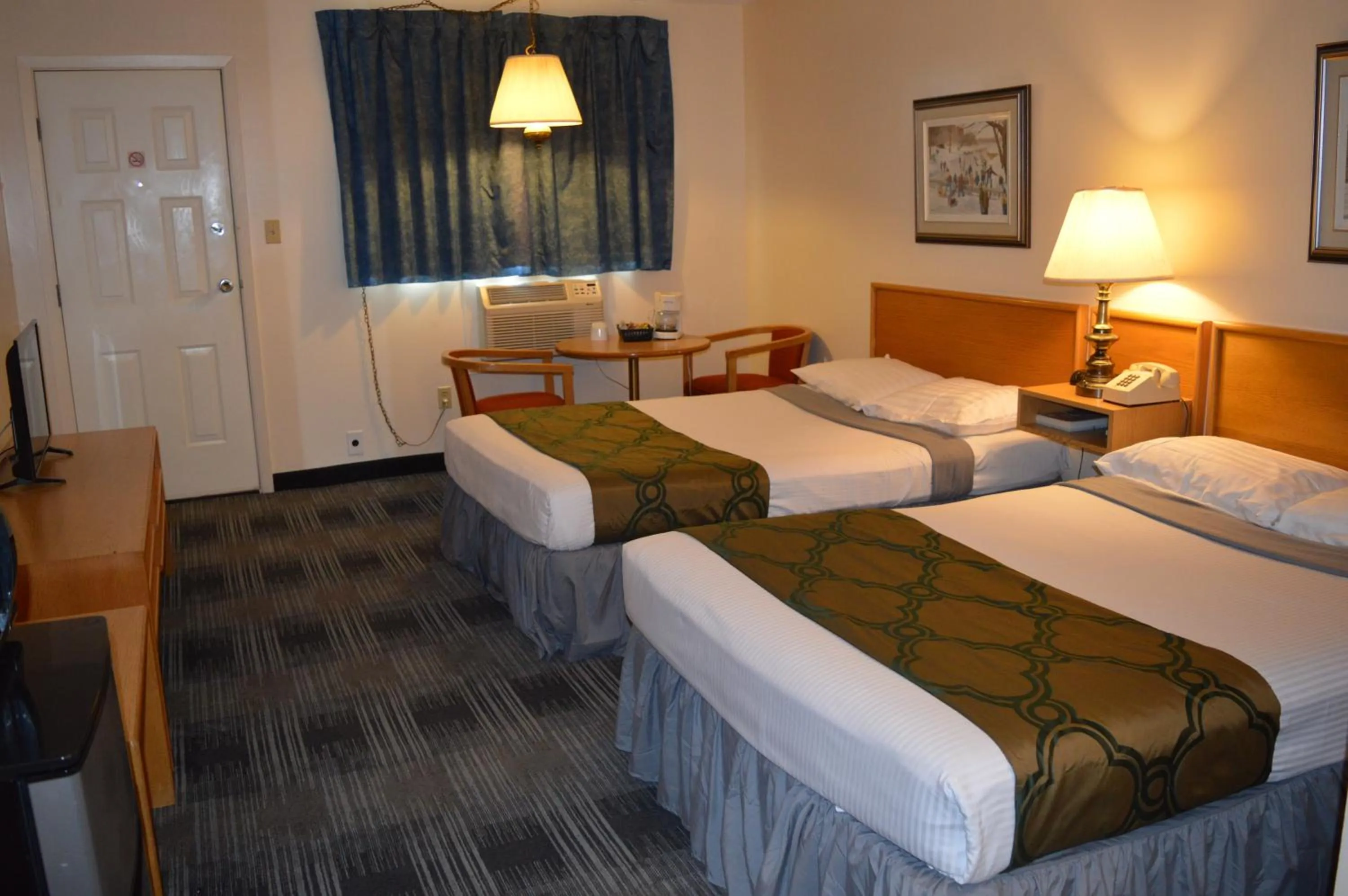 Bed in Agassiz Hotel and Restaurant - Under New Management