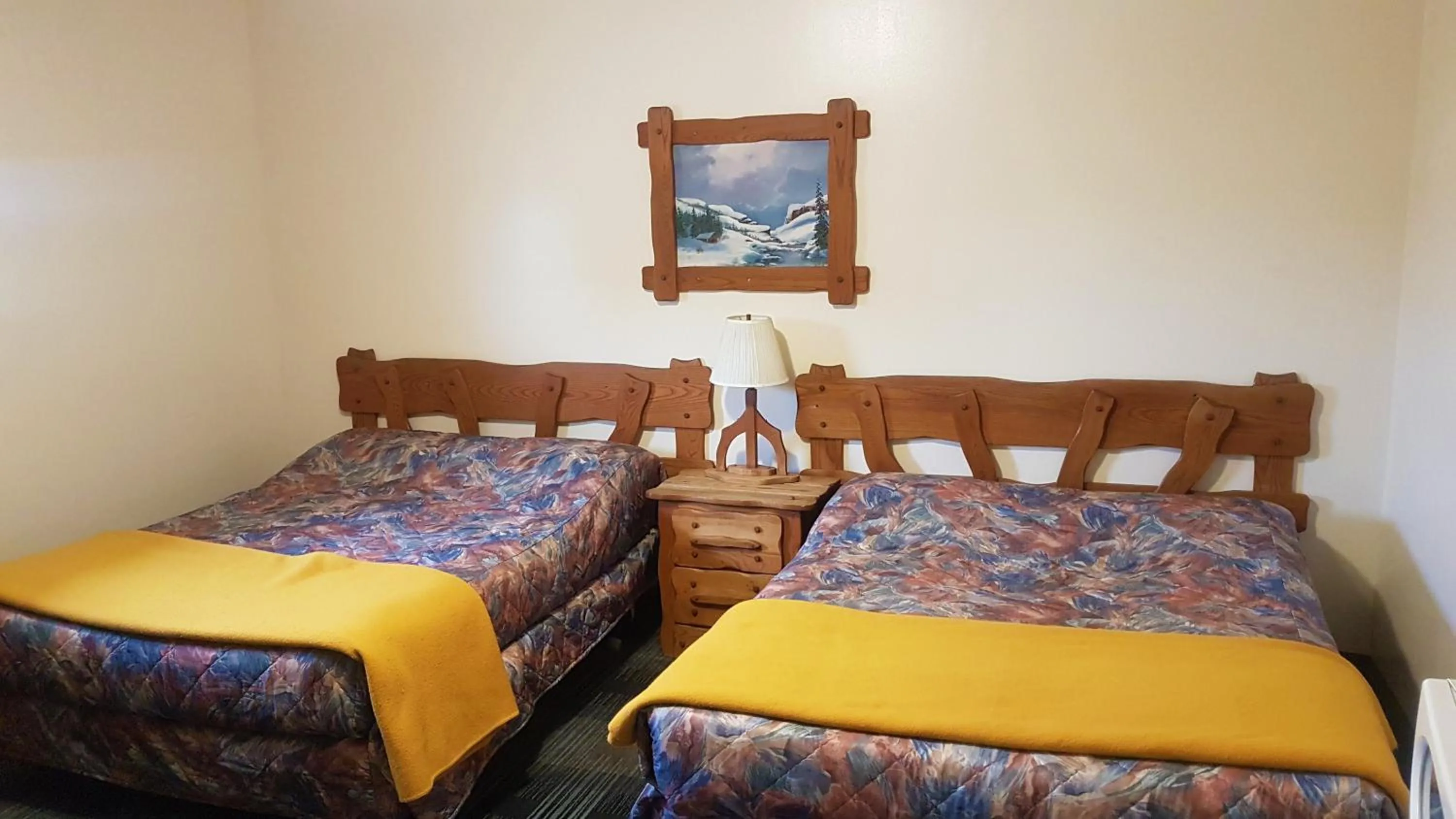 Bed in Agassiz Hotel and Restaurant - Under New Management