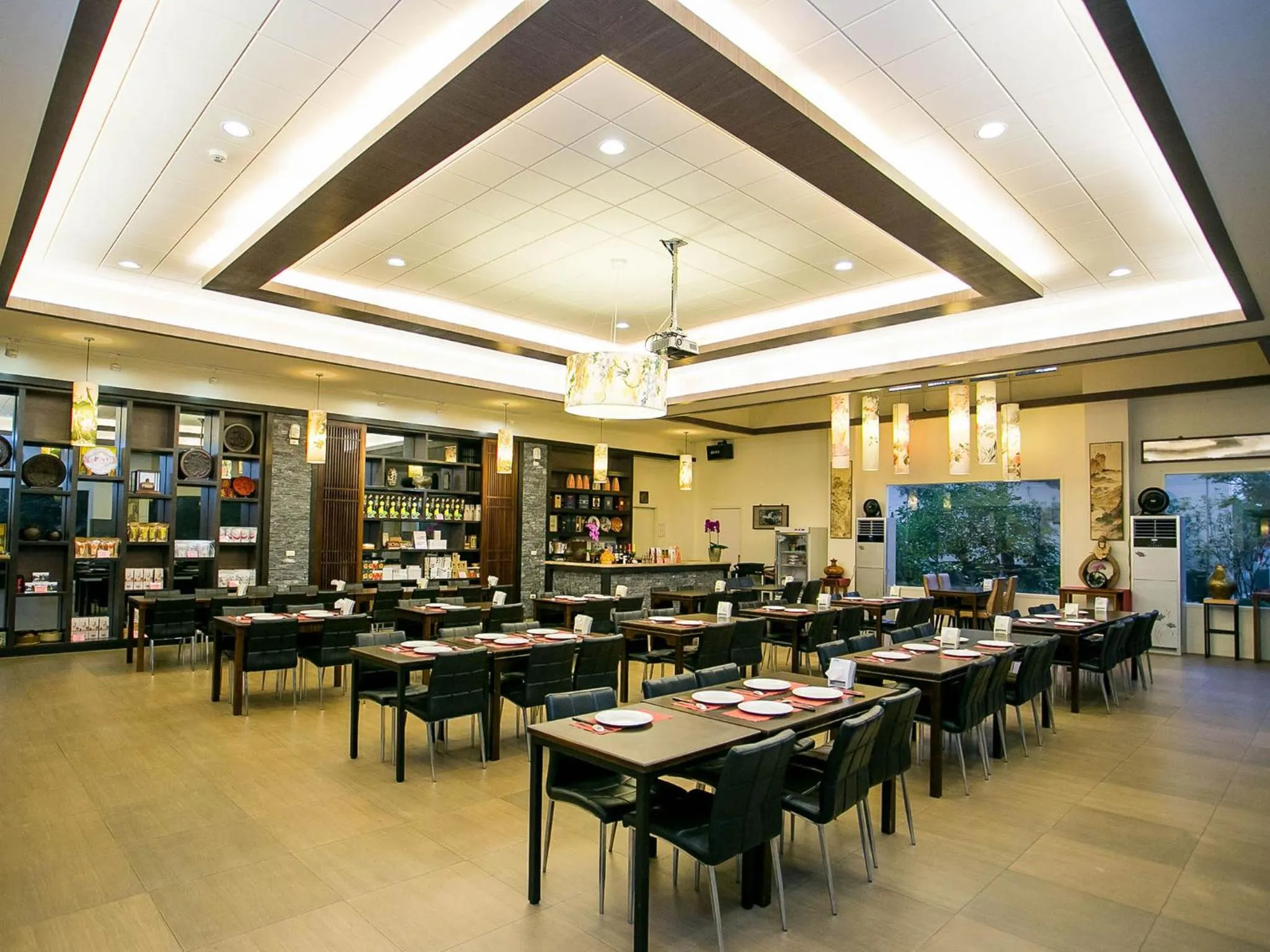 Restaurant/places to eat in Flying Villa