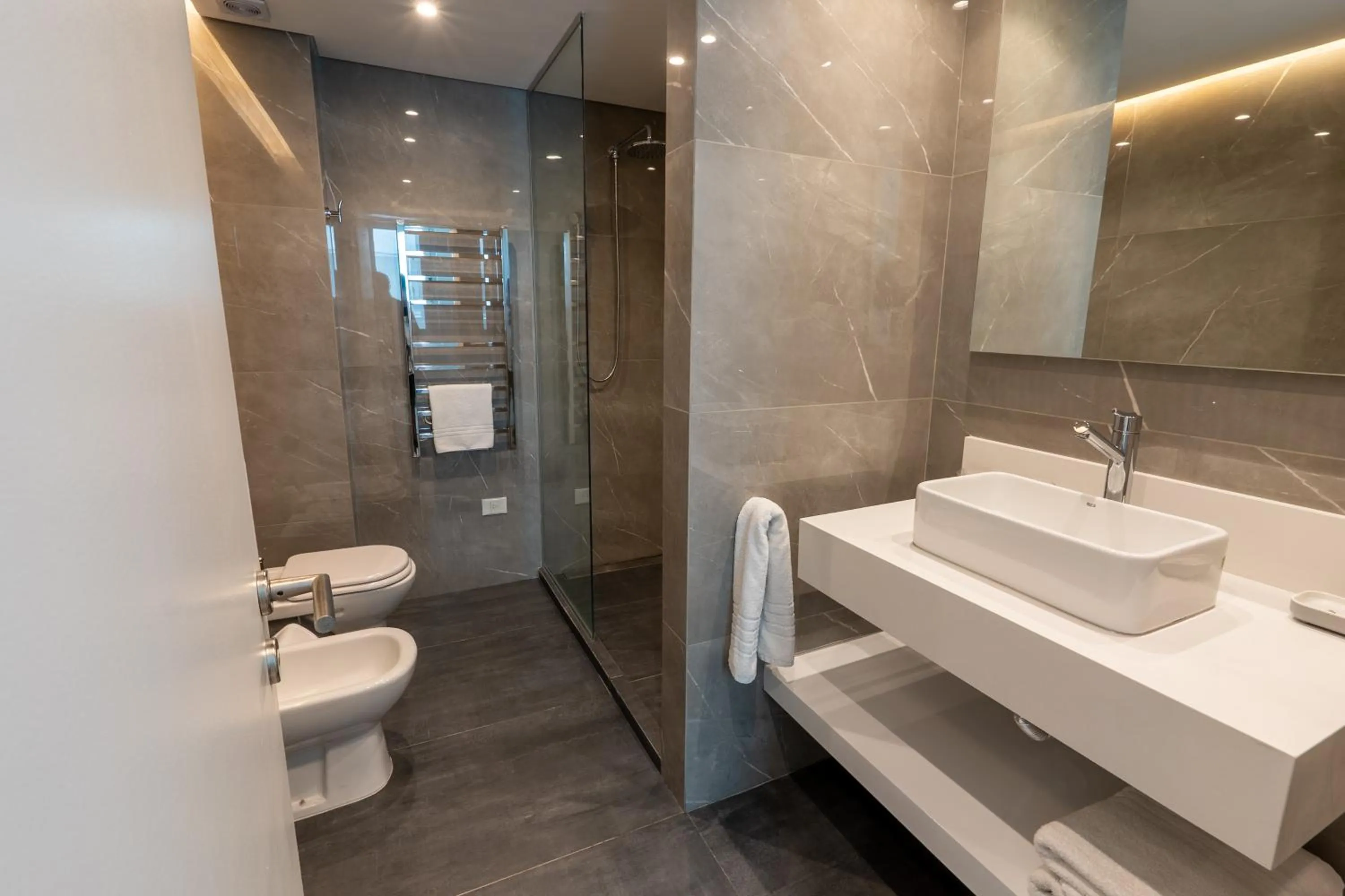 Shower in Aparthotel Trianon Recoleta