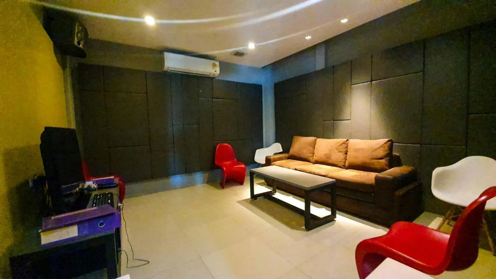 Karaoke in Bun Hotel