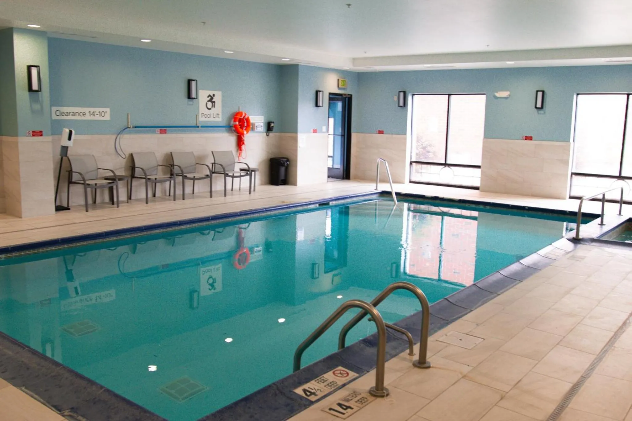 Swimming pool in Holiday Inn Express & Suites Albany Airport Area - Latham by IHG