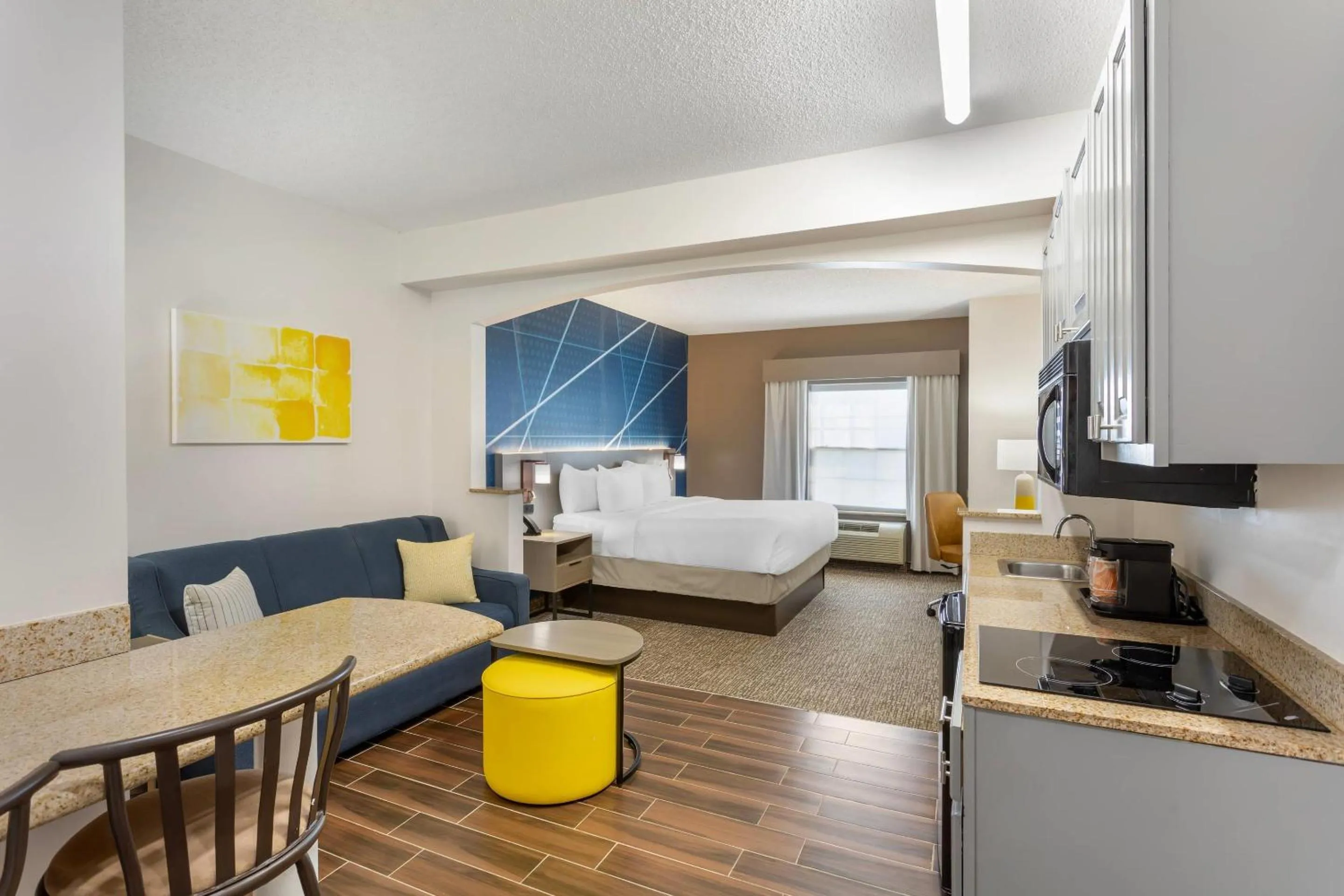 Kitchen or kitchenette, Bed in Comfort Suites East Brunswick - South River