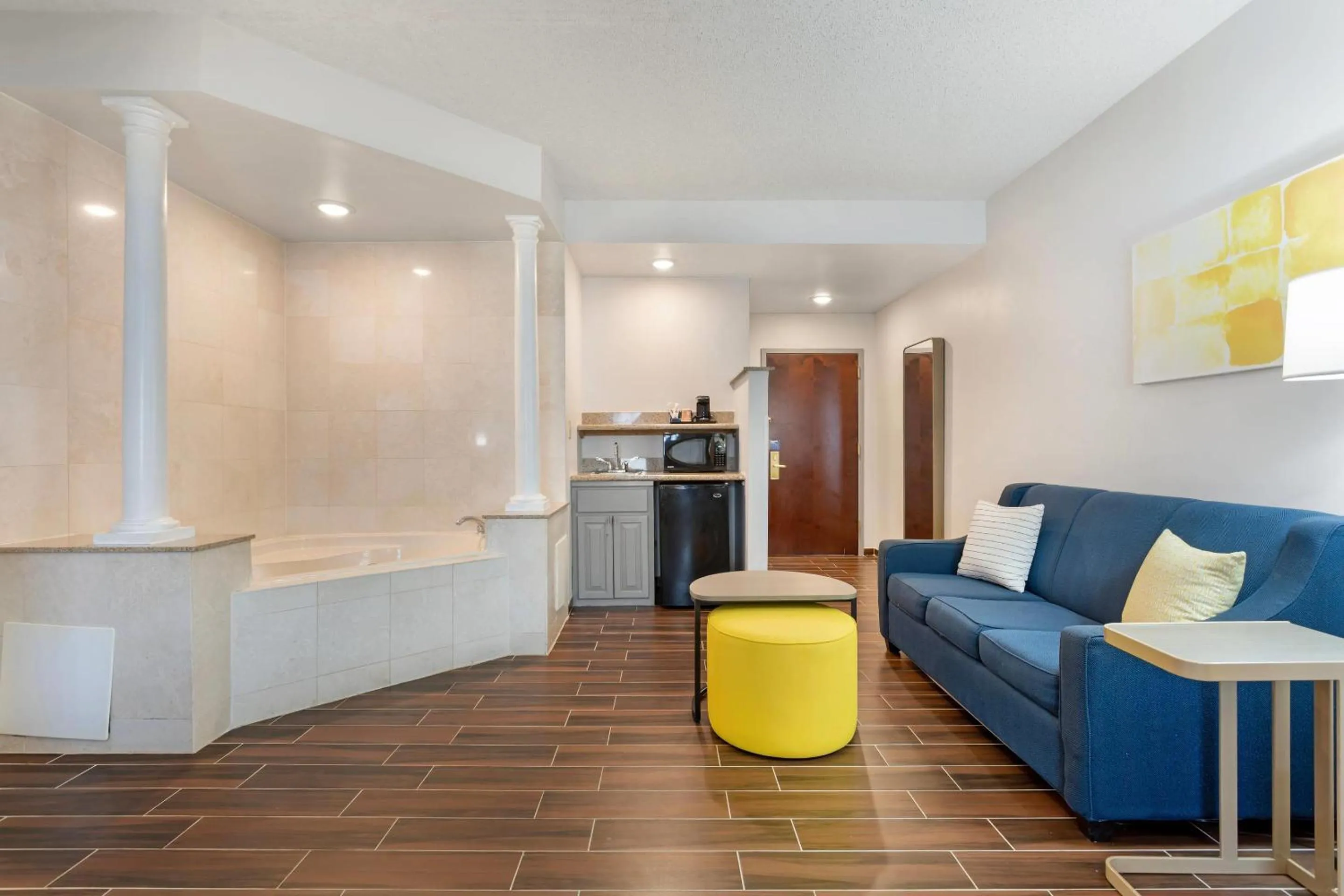 Hot Tub in Comfort Suites East Brunswick - South River